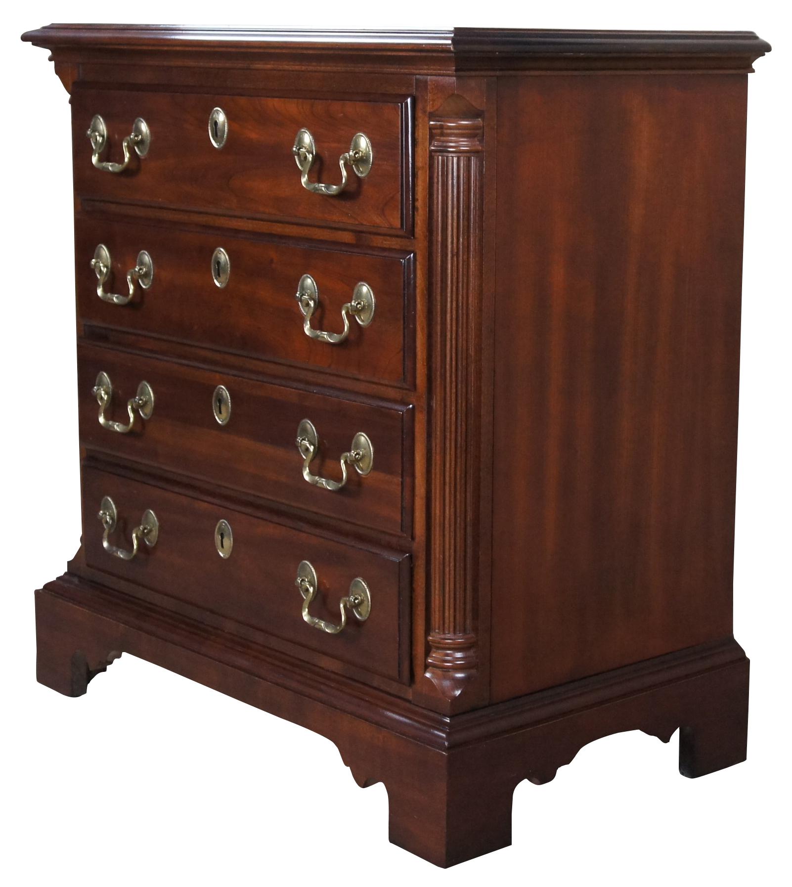 Vintage National Mt. Airy Queen Anne Cherry 4 Drawer Chest Nightstand Side Table In Good Condition In Dayton, OH
