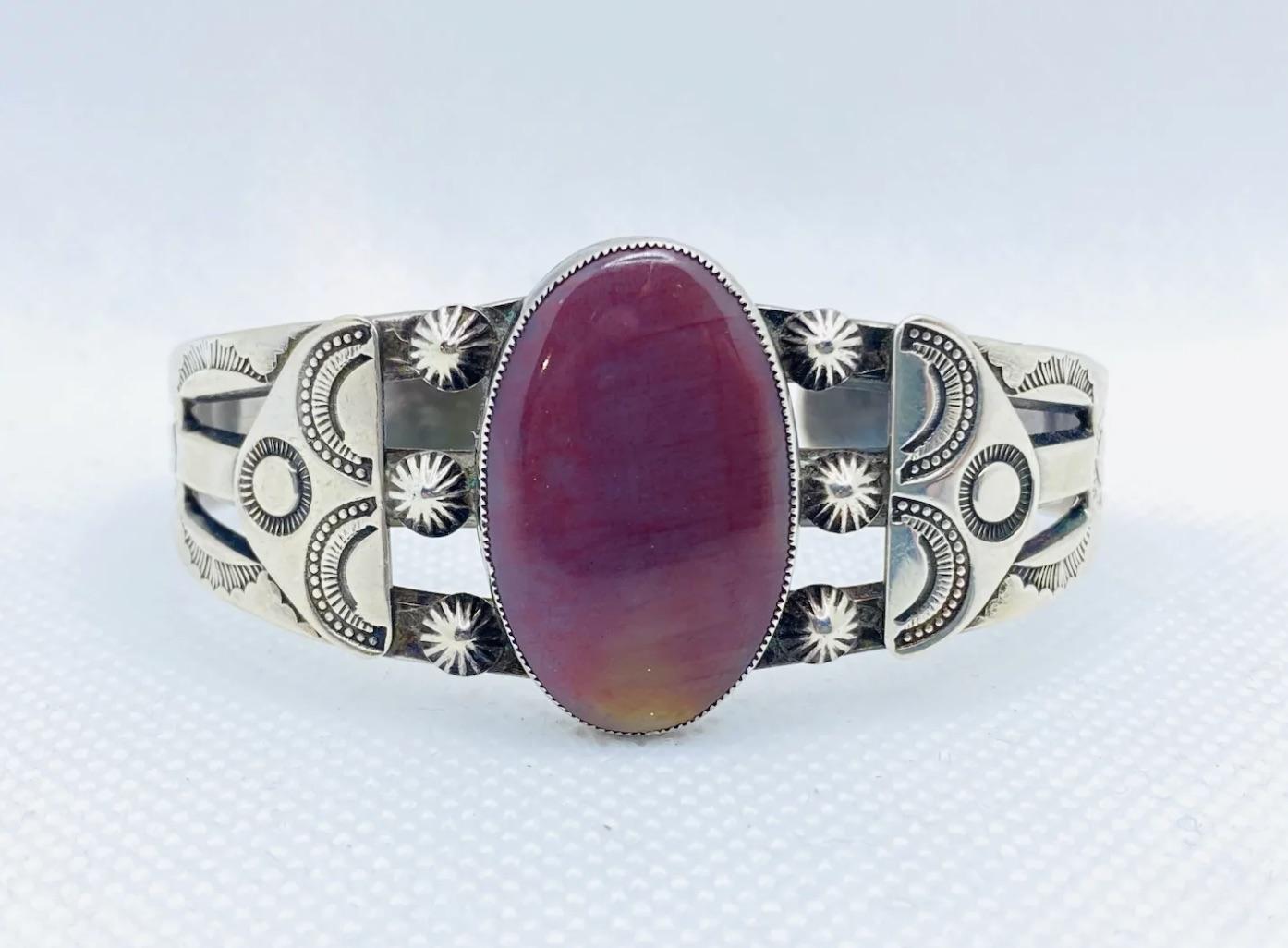 Vintage Native American Bangle Cuff Silver Purple Stone

Consistent with age and use please see the photos for condition
Please ask for more photos if you need we will send them with in 24-48 hours

Due to the item's age do not expect items to be in