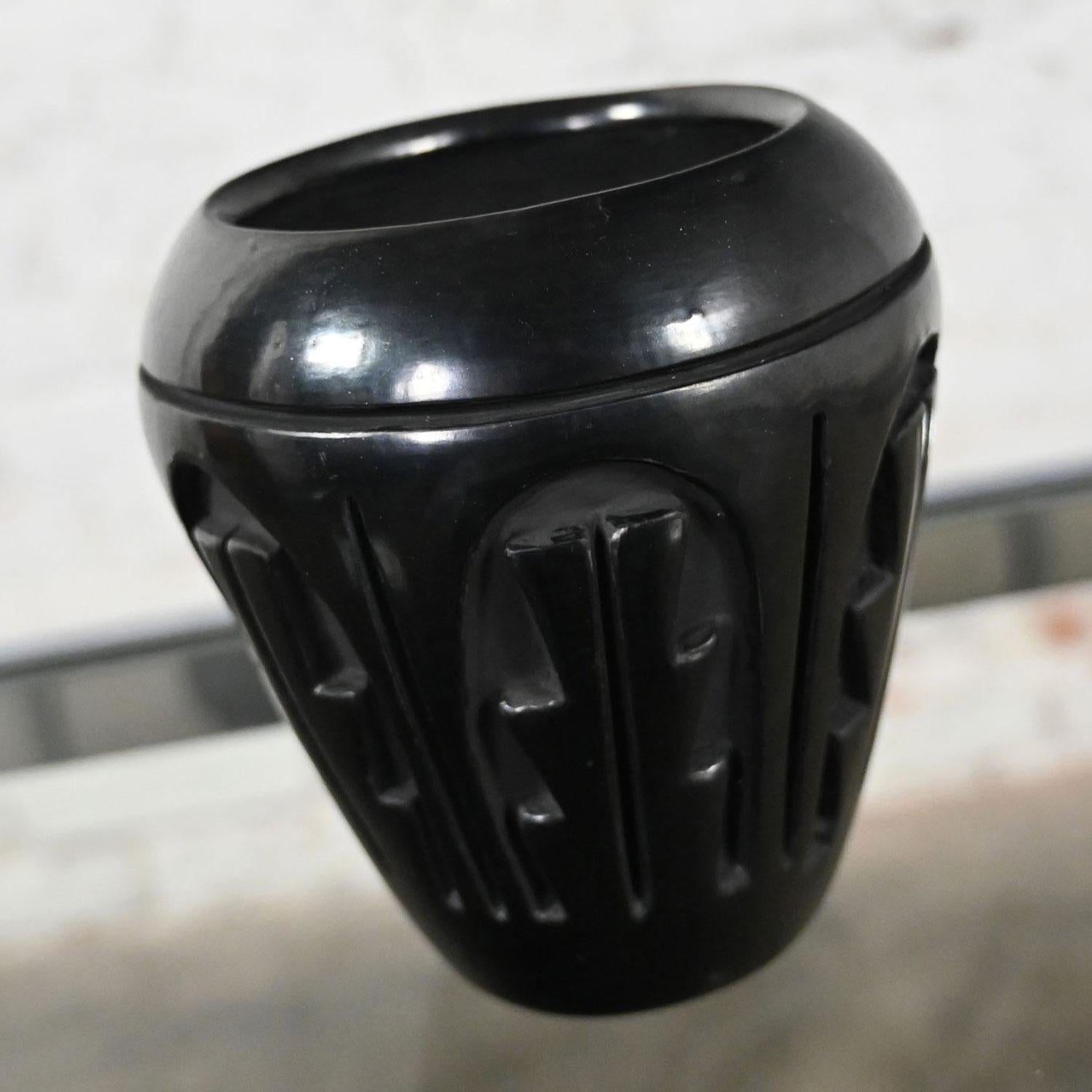 Olla negra vintage del Pueblo Nativo Americano de Santa Clara de Frances Chavarria en venta 1