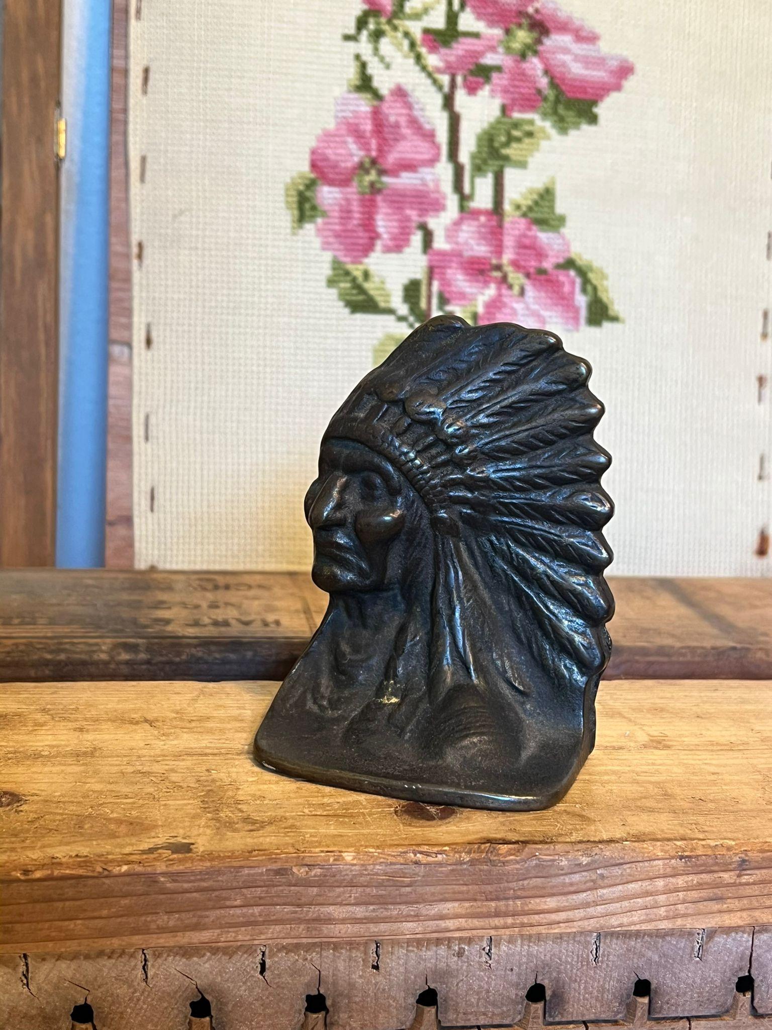 Believed to be cast iron , not confirmed. Single Bookend of Native American bust with headdress. Vintage condition as pictured. Listening is for described item only. Online Box H2

Dimensions. 3” W ; 2” W ; 4” H 
