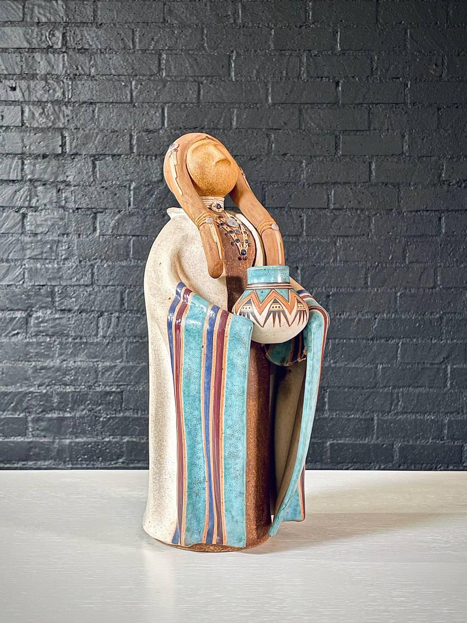 Condizioni: Condizioni originali d'epoca

Designer: Terry Slonaker
Produttore: Studio Terry Slonaker
Materiali: Ceramica smaltata
Stile: Native American Art
