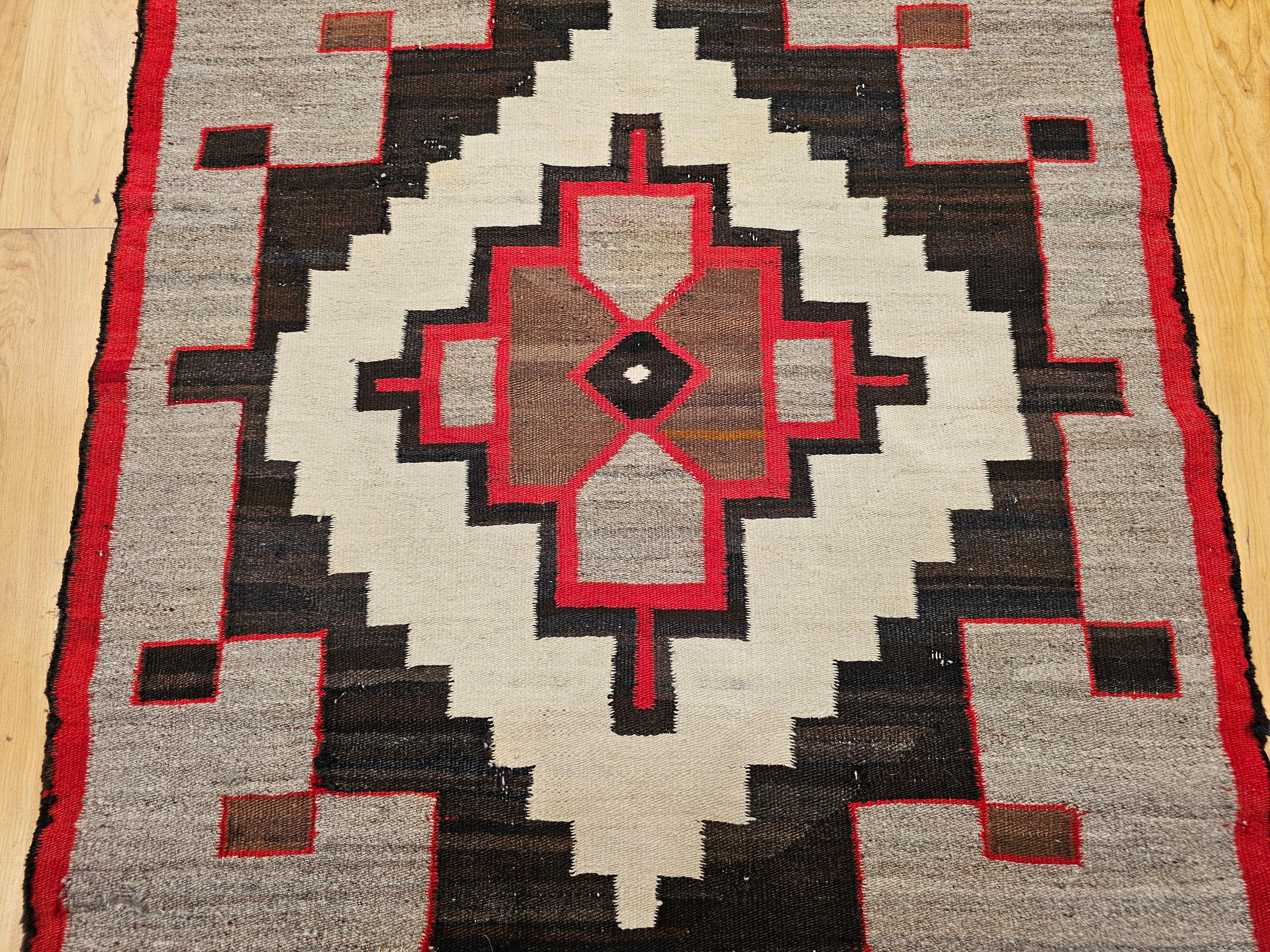 Vintage Native American Navajo Area Rug In Good Condition For Sale In Barrington, IL