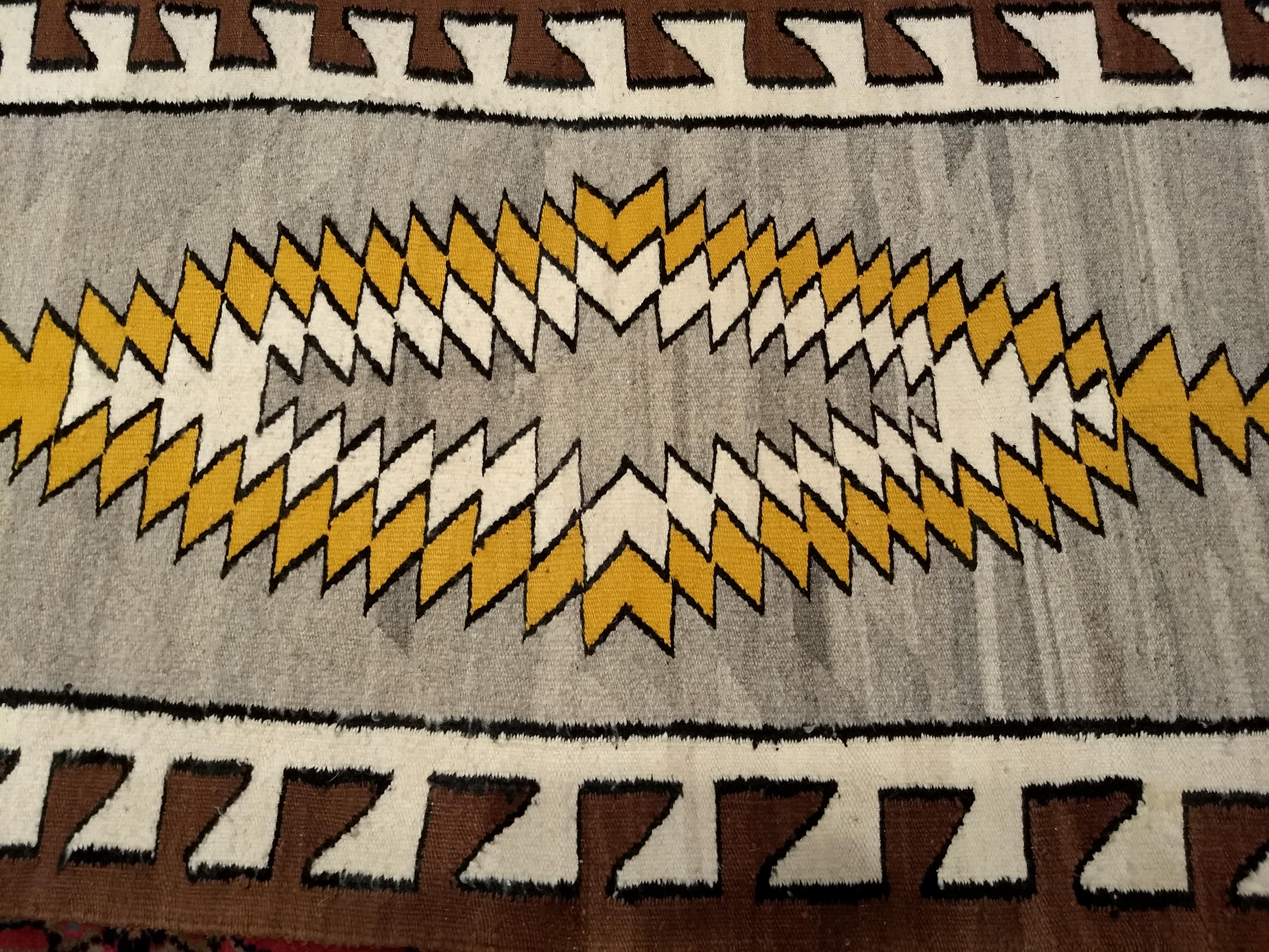 Navajo-Teppich im Vintage-Stil der amerikanischen Ureinwohner in auffälligem, länglichem Medaillon-Design im Angebot 5