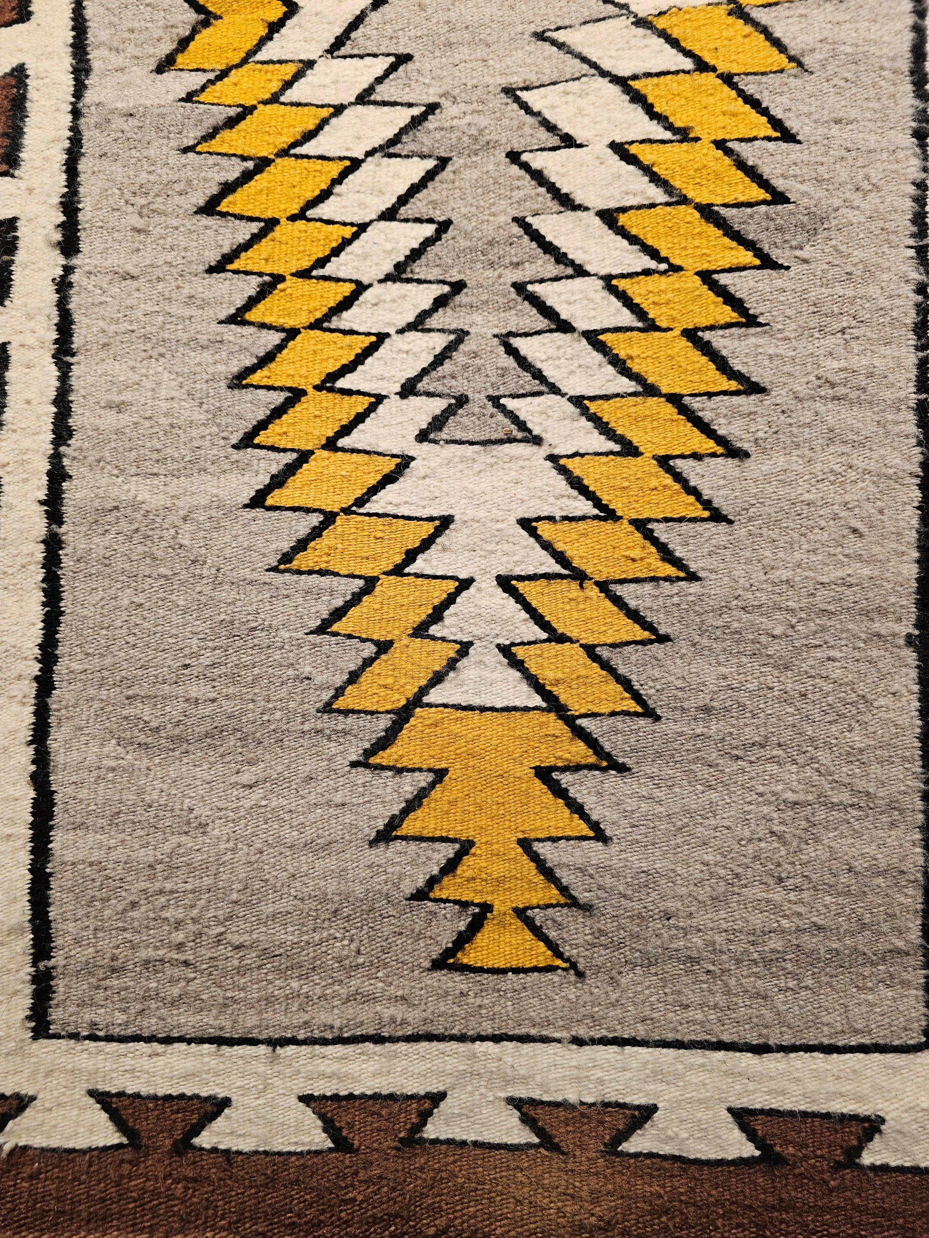 Navajo-Teppich im Vintage-Stil der amerikanischen Ureinwohner in auffälligem, länglichem Medaillon-Design (Handgeknüpft) im Angebot
