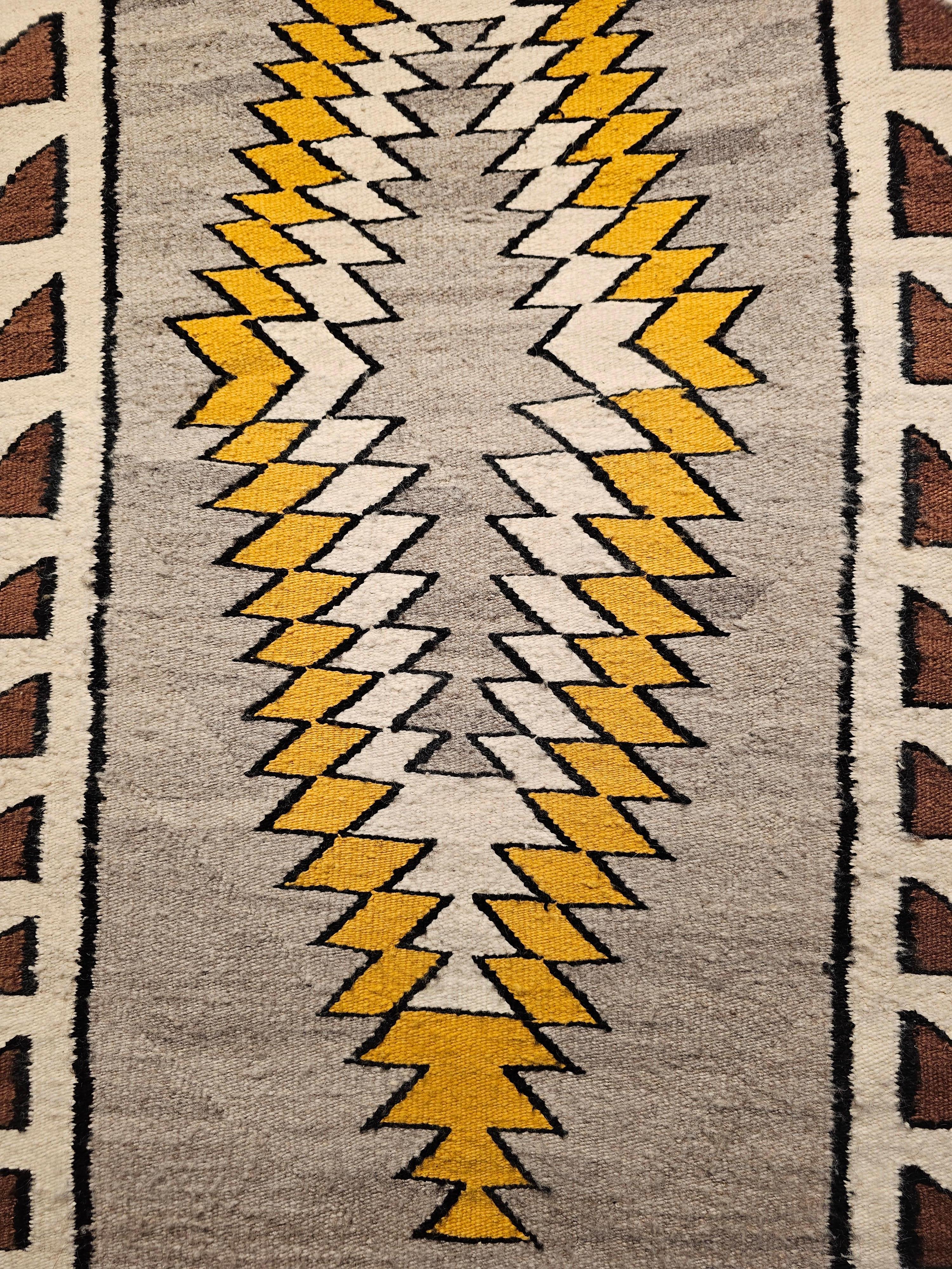 Navajo-Teppich im Vintage-Stil der amerikanischen Ureinwohner in auffälligem, länglichem Medaillon-Design im Zustand „Gut“ im Angebot in Barrington, IL