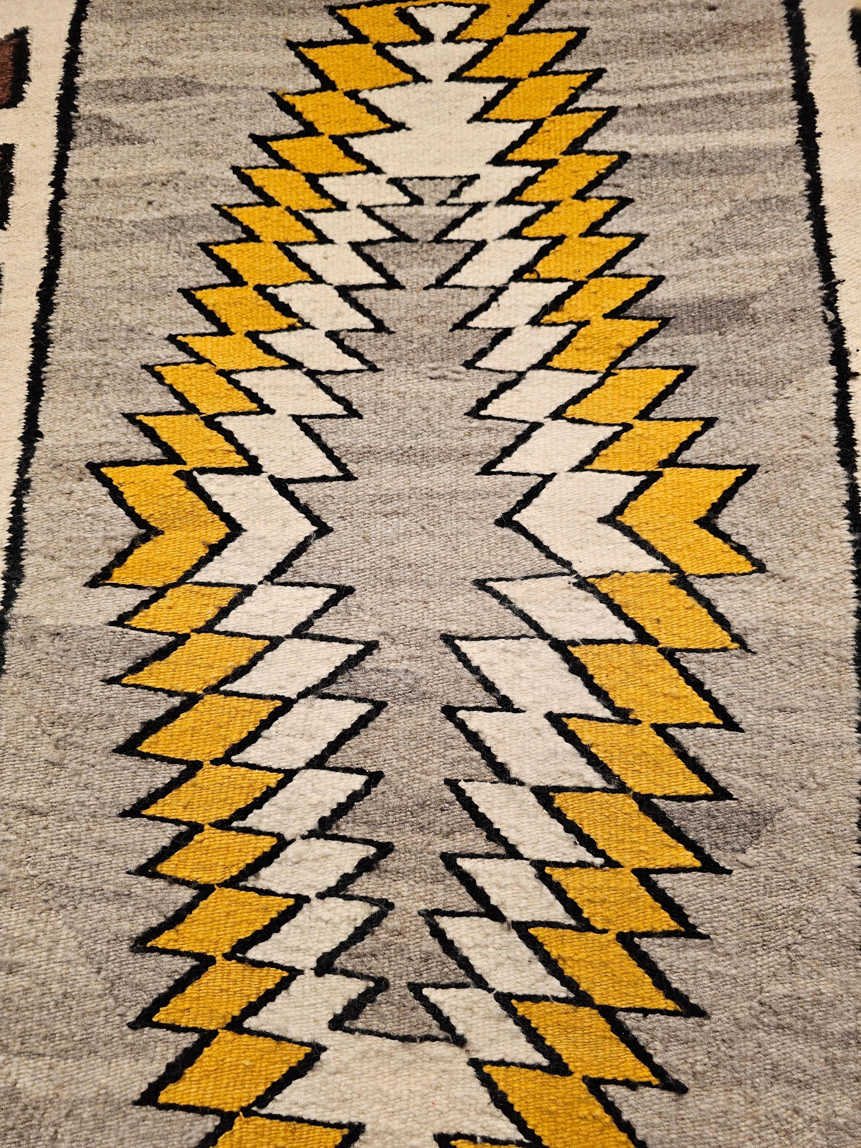 Alfombra Navajo Americana Vintage con diseño Eye Dazzler en amarillo, gris, marfil y marrón en Bueno estado para la venta en Barrington, IL