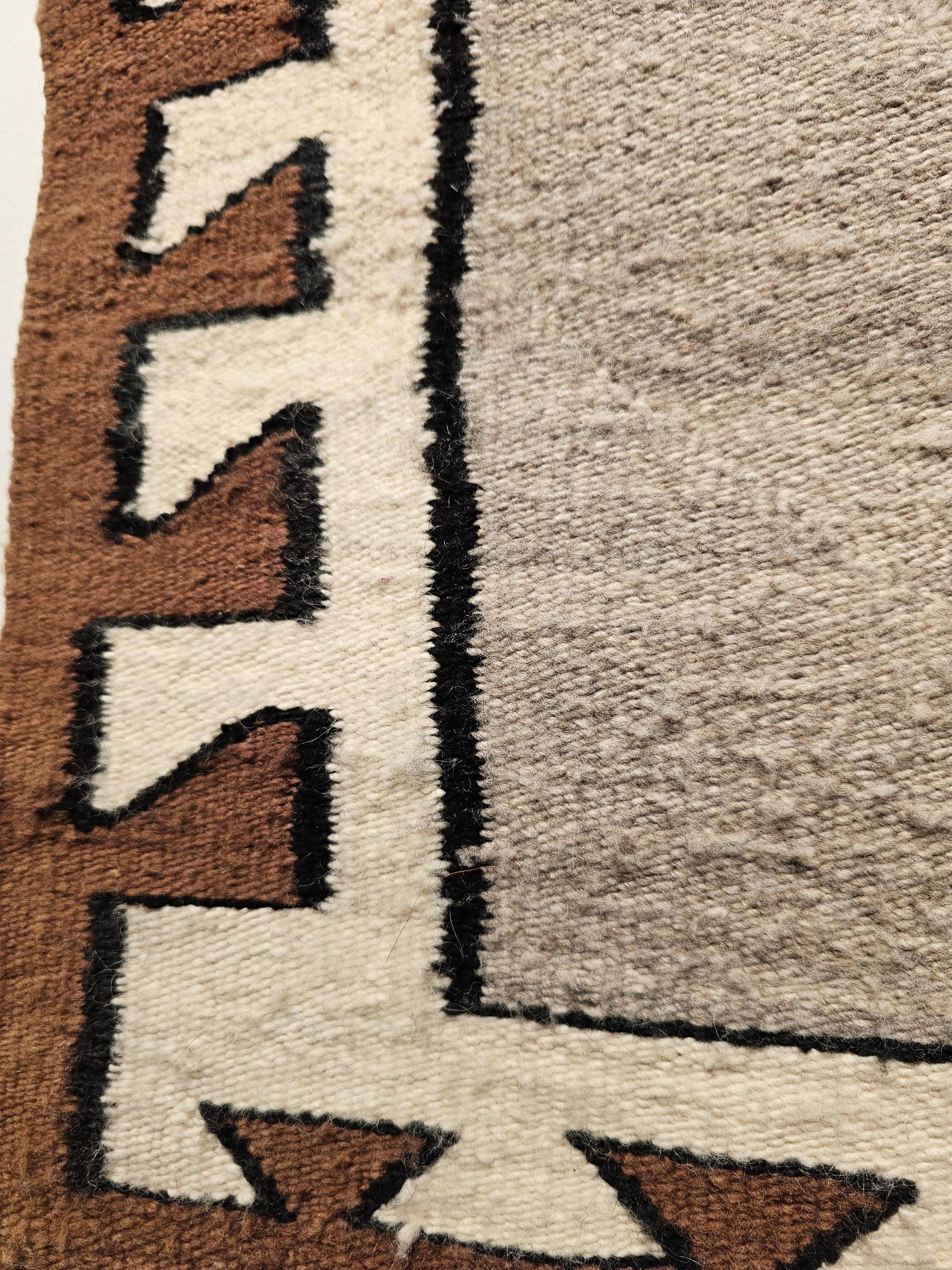 Navajo-Teppich im Vintage-Stil der amerikanischen Ureinwohner in auffälligem, länglichem Medaillon-Design (Wolle) im Angebot