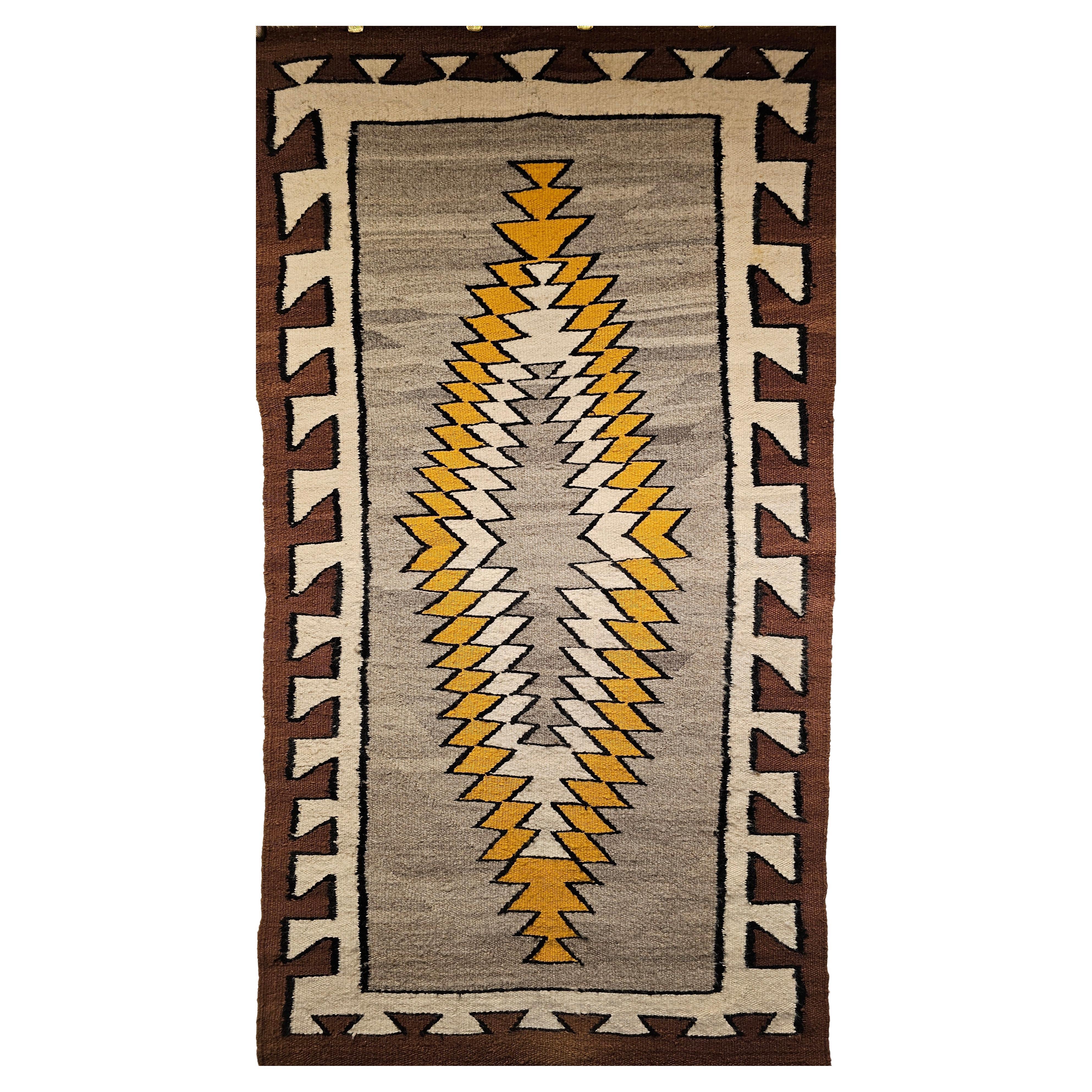 Navajo-Teppich im Vintage-Stil der amerikanischen Ureinwohner in auffälligem, länglichem Medaillon-Design im Angebot