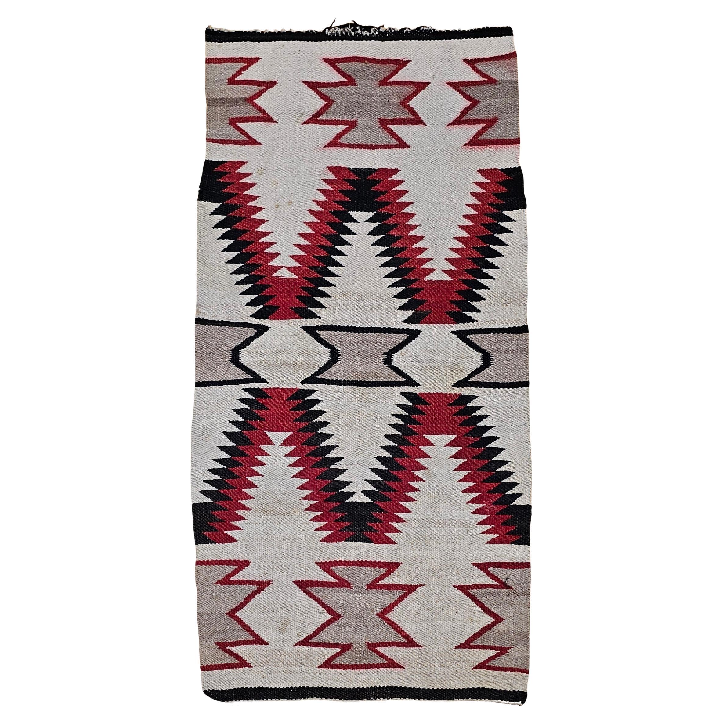 Alfombra vintage Navajo de color marfil y rojo con diseño Eye Dazzler