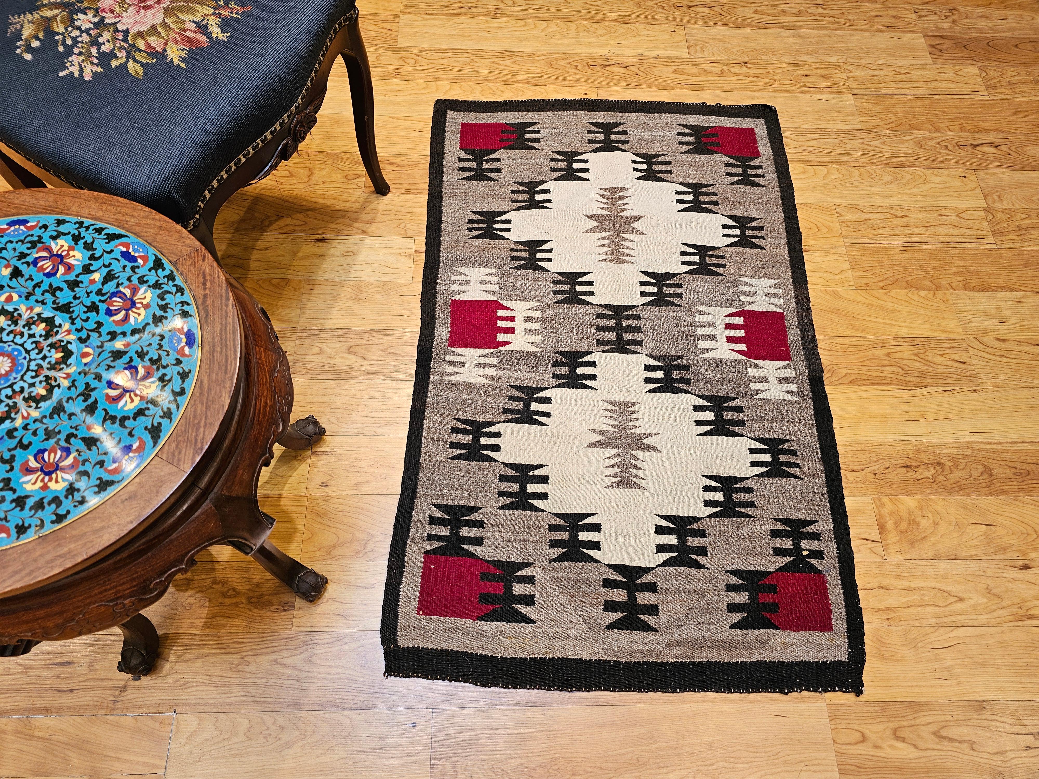 Navajo-Teppich aus der Mitte des 20. Jahrhunderts mit geometrischen Medaillons in Elfenbein, Rot, Grau, Grau und Schwarz im Angebot 5