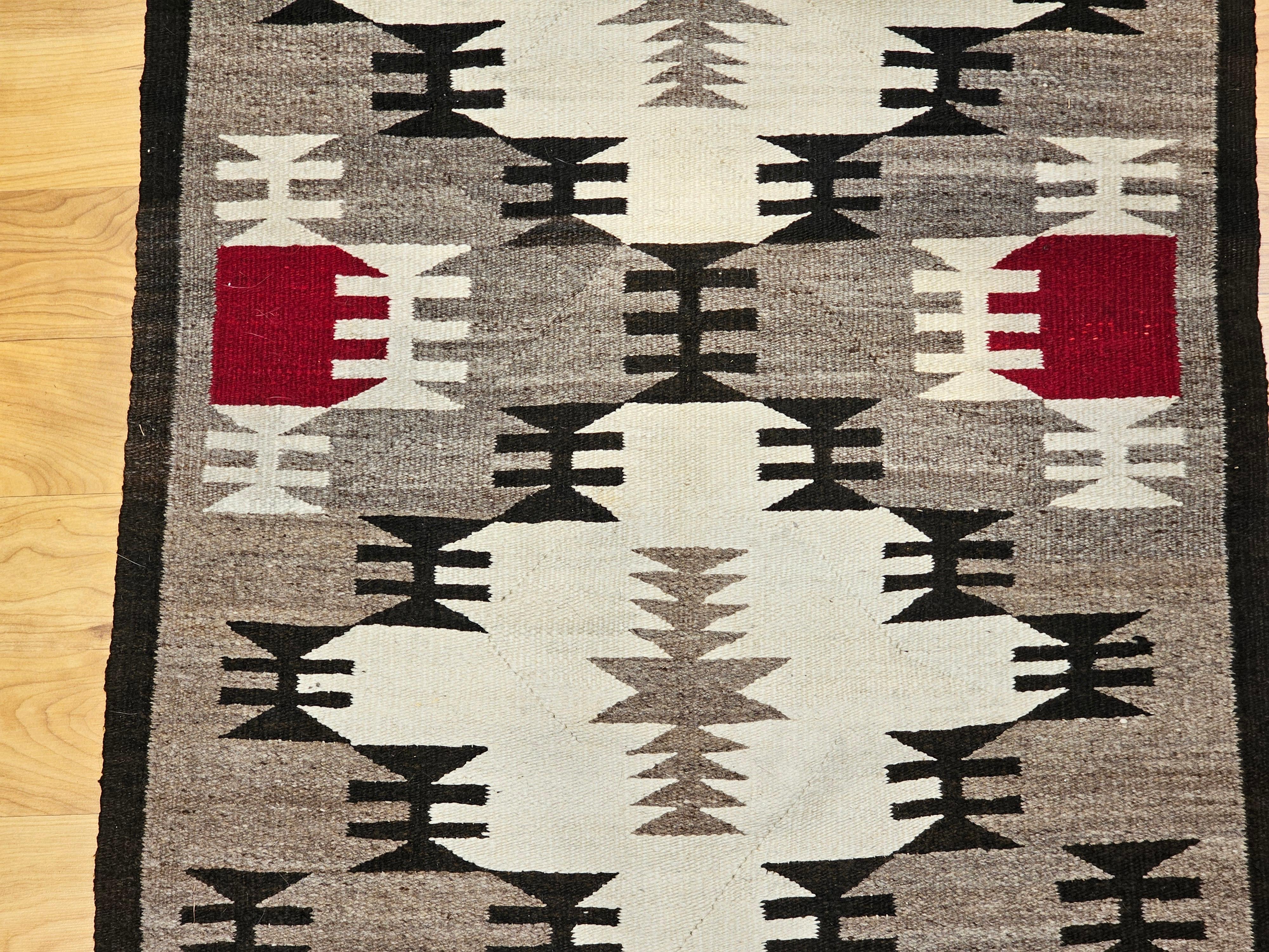 Navajo-Teppich aus der Mitte des 20. Jahrhunderts mit geometrischen Medaillons in Elfenbein, Rot, Grau, Grau und Schwarz (Handgewebt) im Angebot