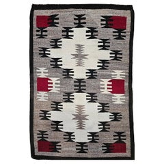 Alfombra Navajo de Mediados del Siglo XX con Medallones Geométricos en Marfil, Rojo, Gris y Negro