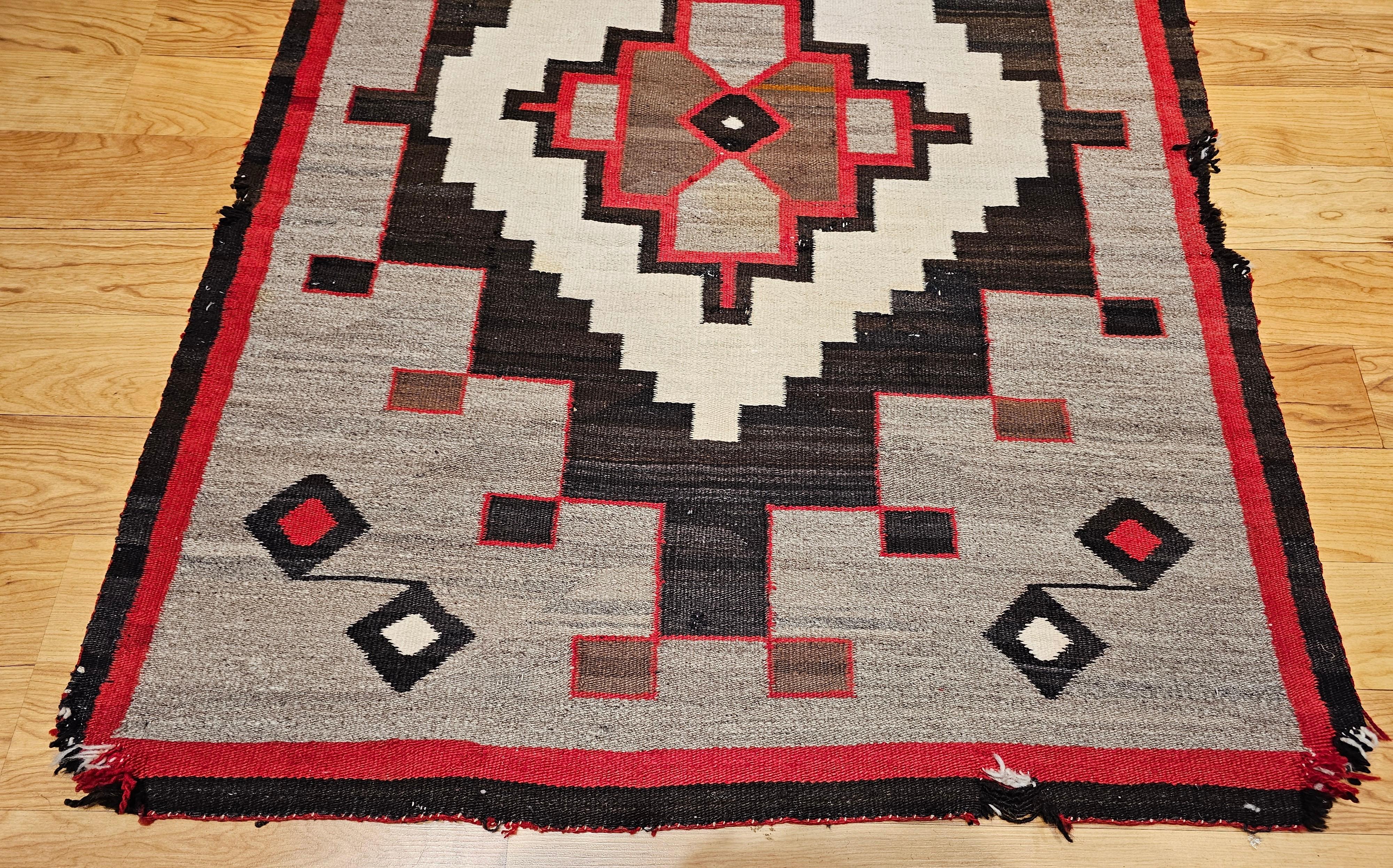 Alter Navajo-Teppich in Haferflocken, Rot, Brown, Grau (amerikanisch) im Angebot