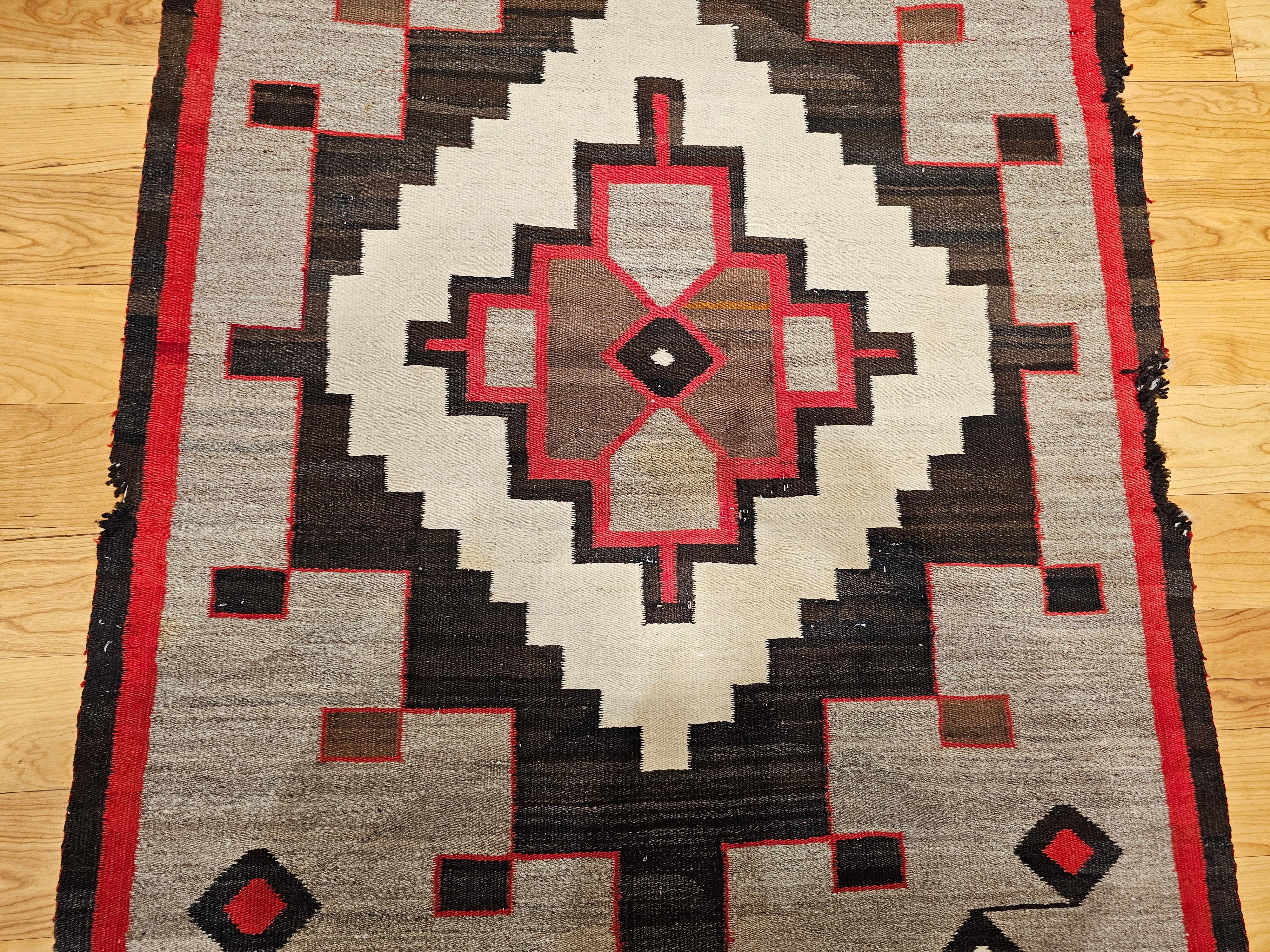 Alter Navajo-Teppich in Haferflocken, Rot, Brown, Grau (Pflanzlich gefärbt) im Angebot