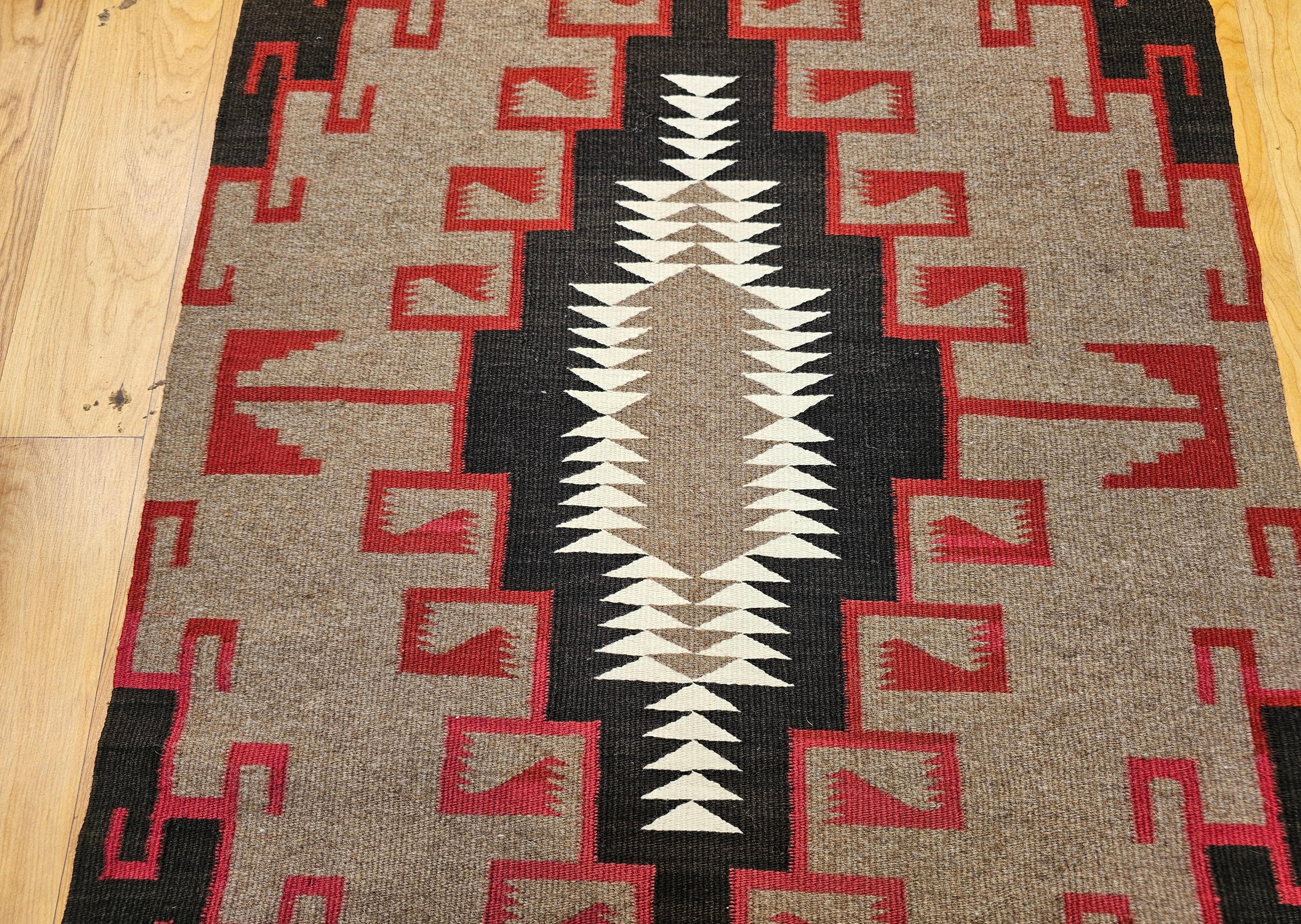 Annodato a mano Tappeto Navajo d'epoca in color farina d'avena, rosso, avorio e marrone in vendita