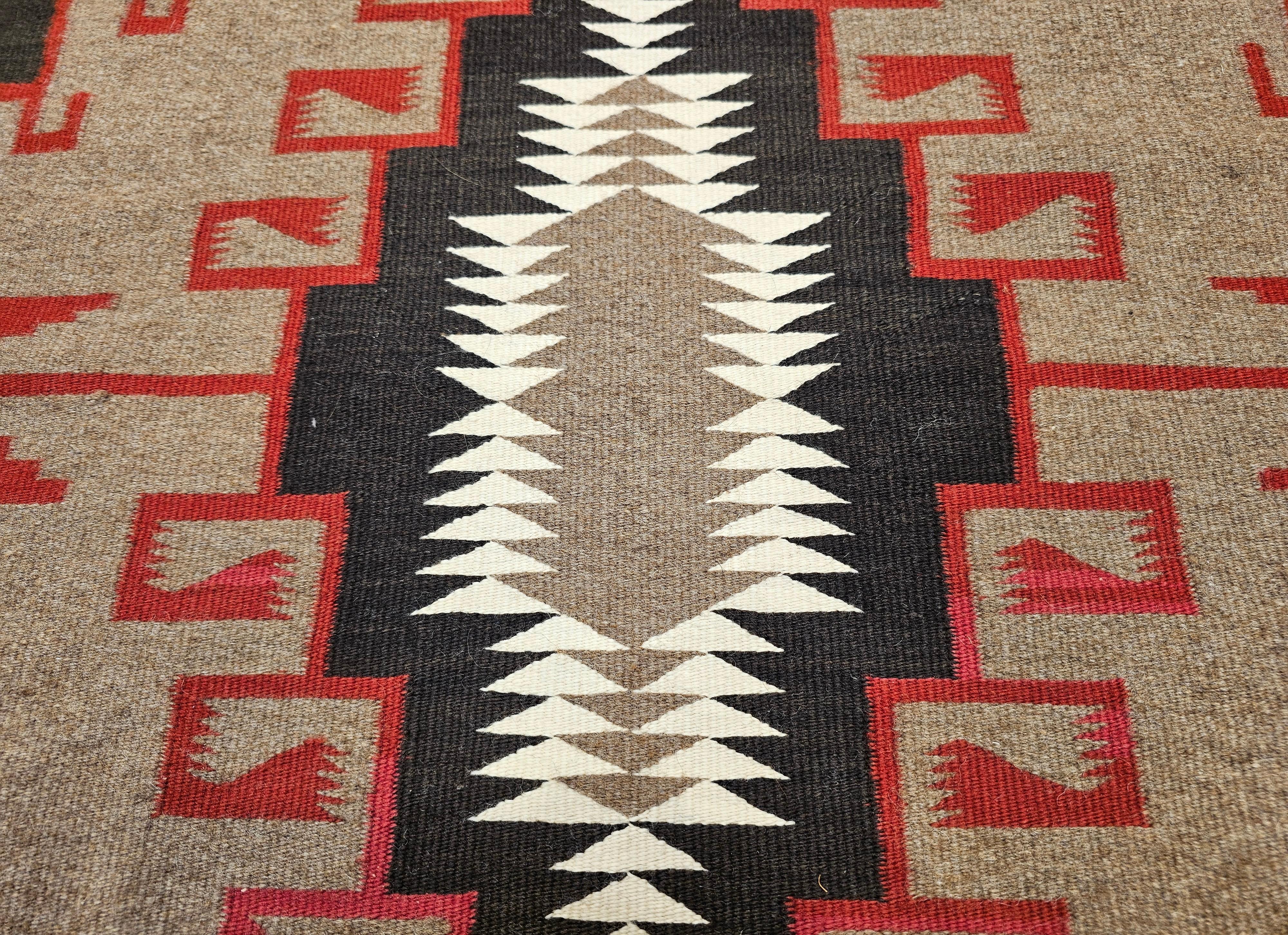 Tappeto Navajo d'epoca in color farina d'avena, rosso, avorio e marrone in vendita 1