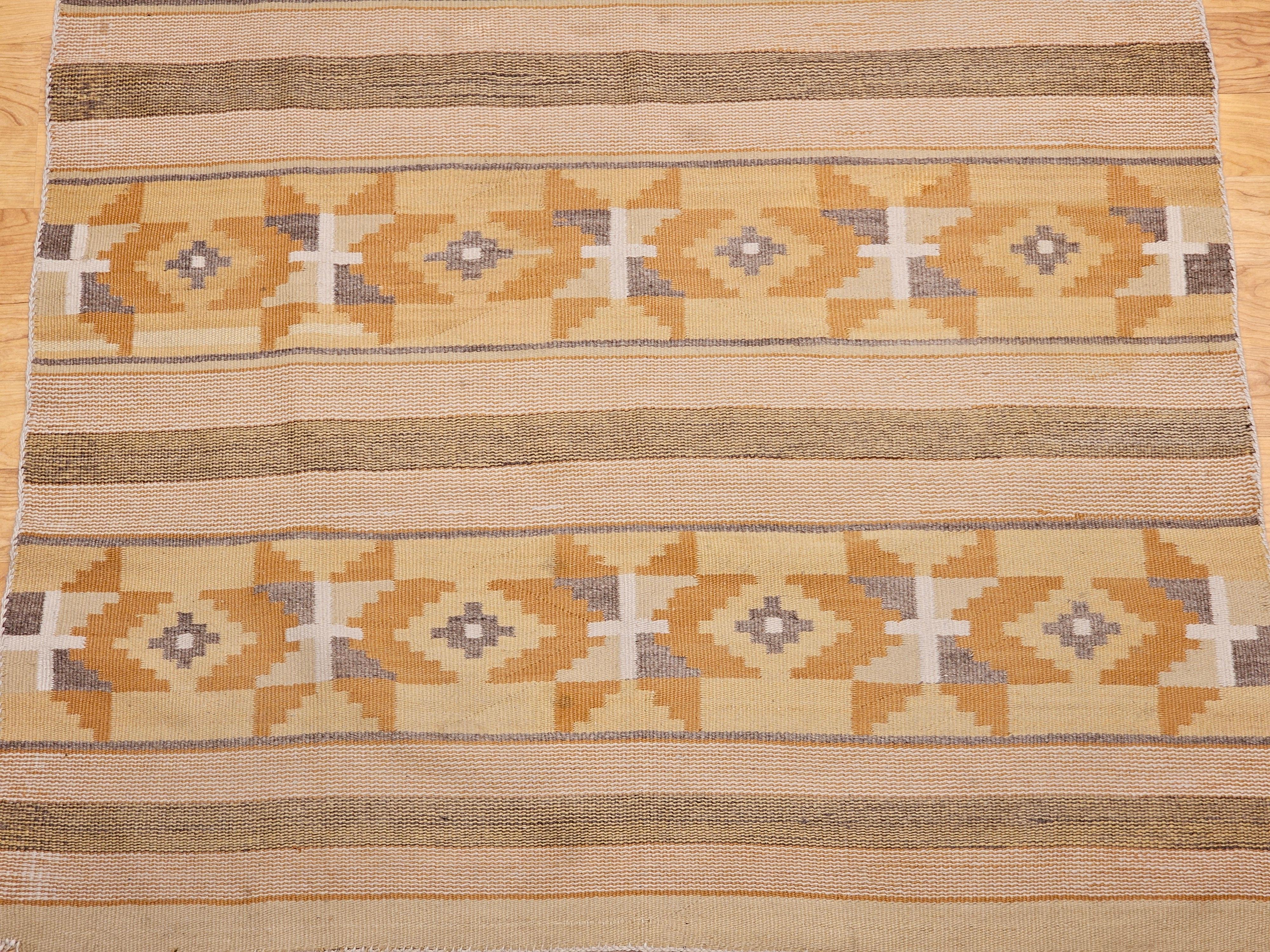 Vintage Native American Navajo Chinle Area Rug in Gold, Gelb, Elfenbein, Grau (amerikanisch) im Angebot