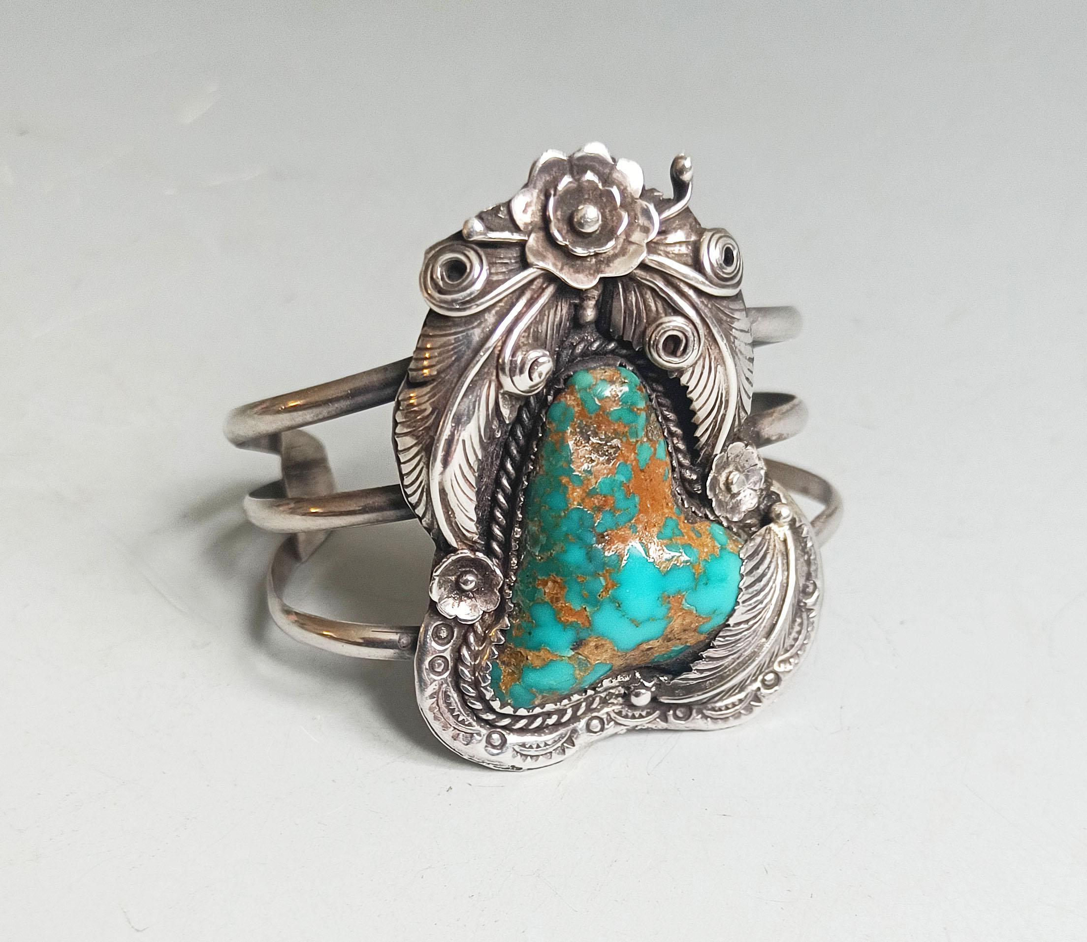 Fine Vintage Native American Navajo  bracelet Silver Turquoise jewellery

Fine floral silver work with large turquoise cabochon 

Circa 1950`s 