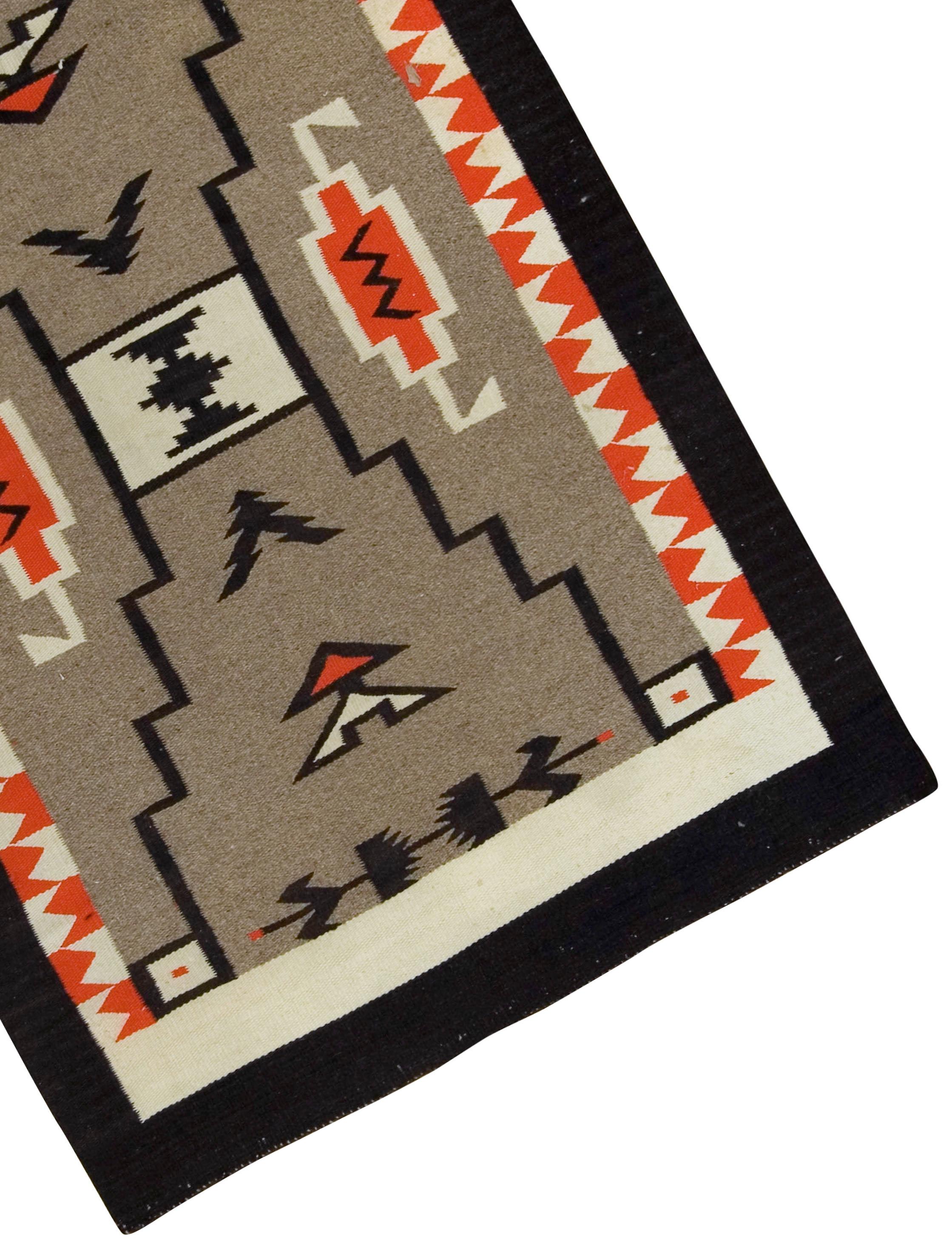 Tapis ancien Navajo 3'9 X 5'1. Les Navajo anciens sont généralement dispersés et les pièces plus grandes, de la taille d'une pièce, sont à la fois extrêmement rares et très recherchées. Aussi à la mode que de collection, les tapis traditionnels