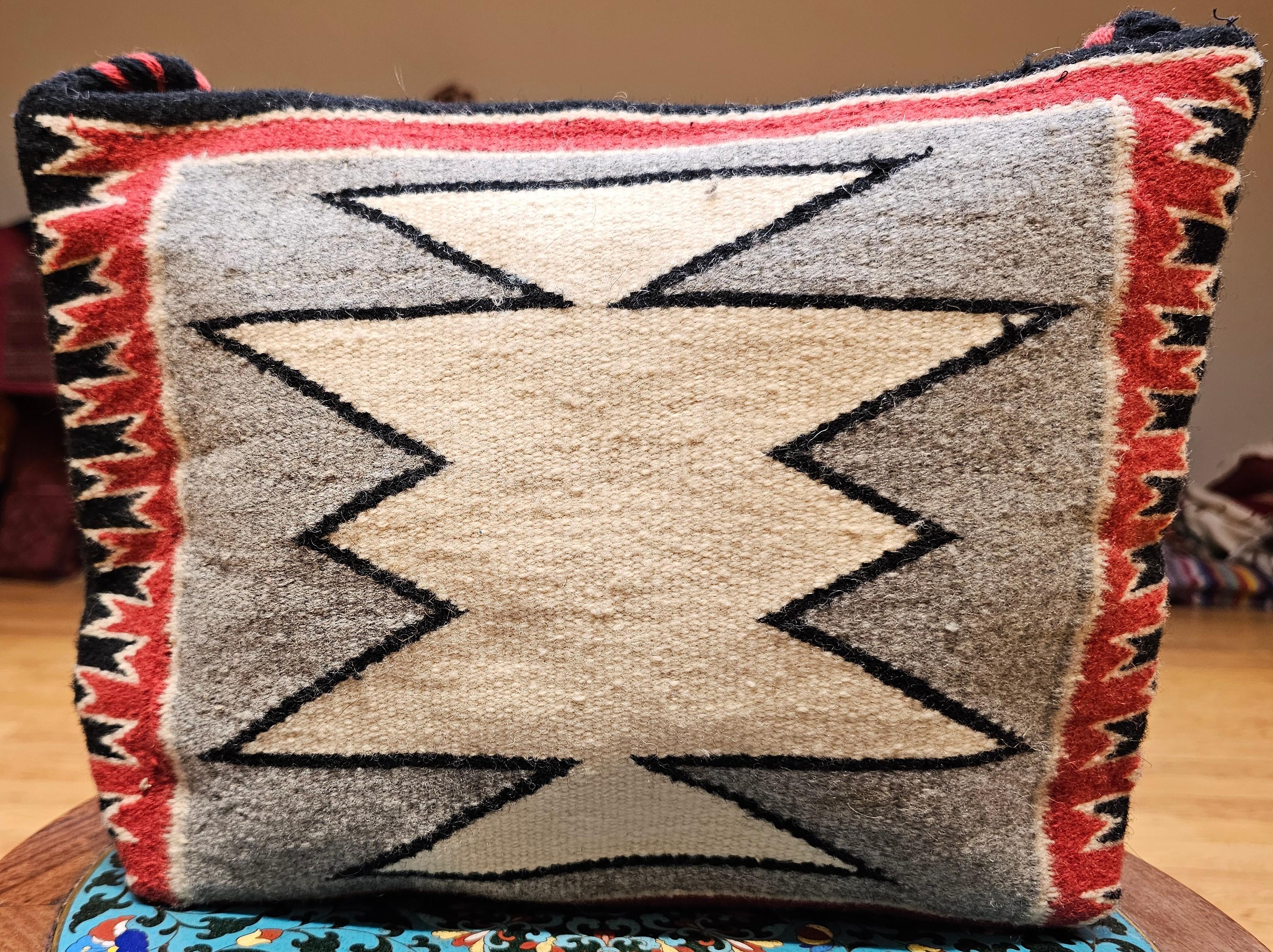 Bolso Alfombra Navajo Vintage con Dibujo de Diamantes en Marfil, Rojo, Gris y Negro Estadounidense en venta