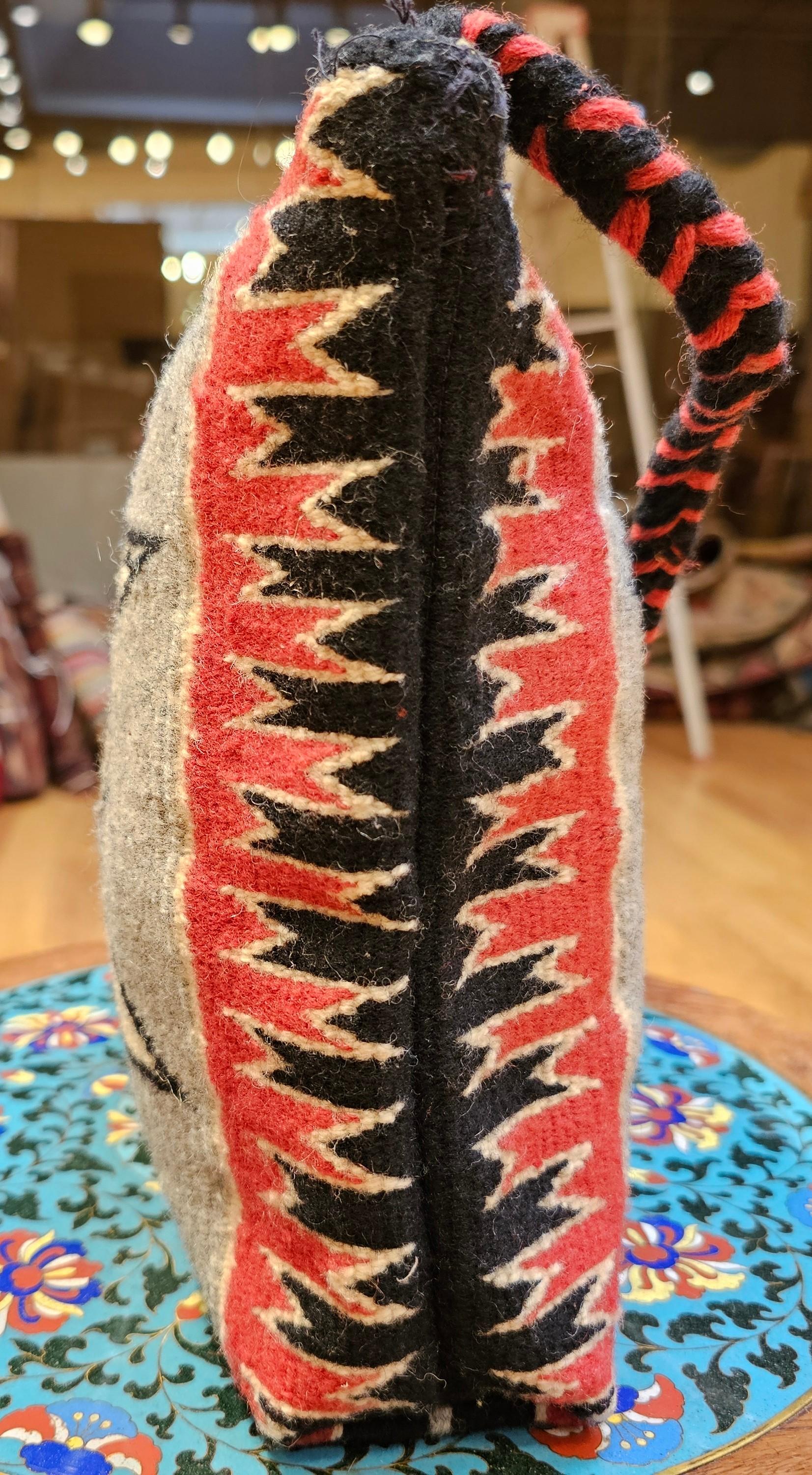 Bolso Alfombra Navajo Vintage con Dibujo de Diamantes en Marfil, Rojo, Gris y Negro Hecho a mano en venta