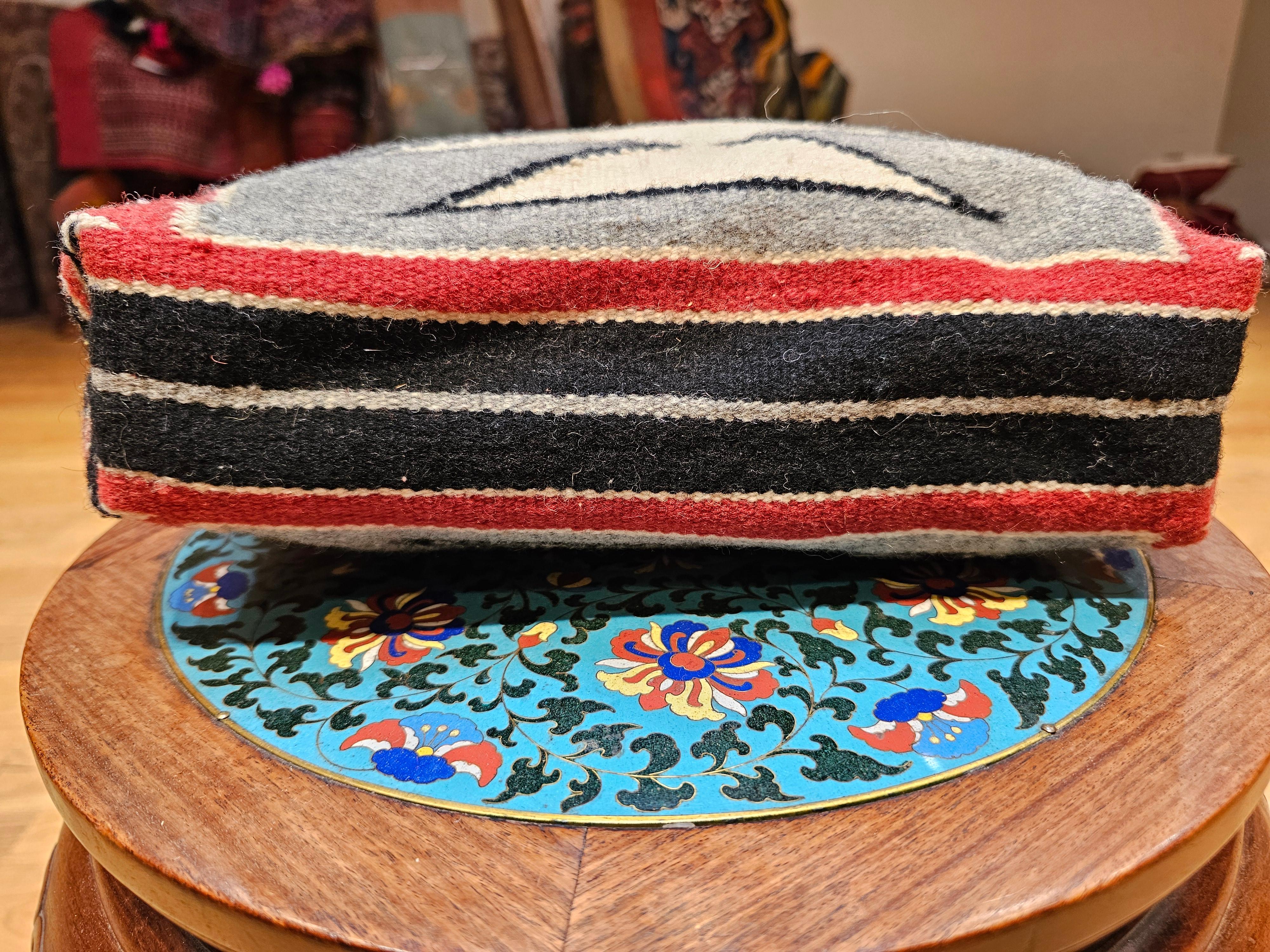 Bolso Alfombra Navajo Vintage con Dibujo de Diamantes en Marfil, Rojo, Gris y Negro en Bueno estado para la venta en Barrington, IL
