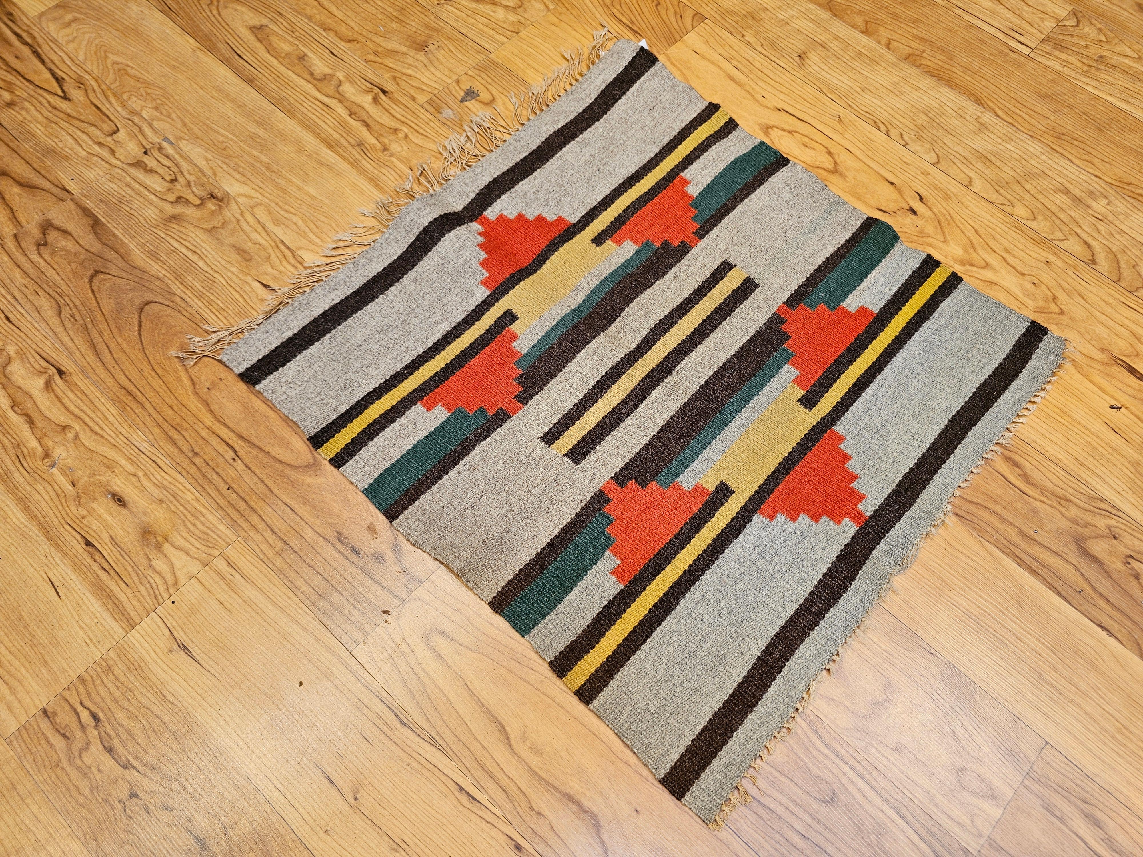 Alfombra Navajo Vintage con diseño geométrico en tonos tierra en venta 4