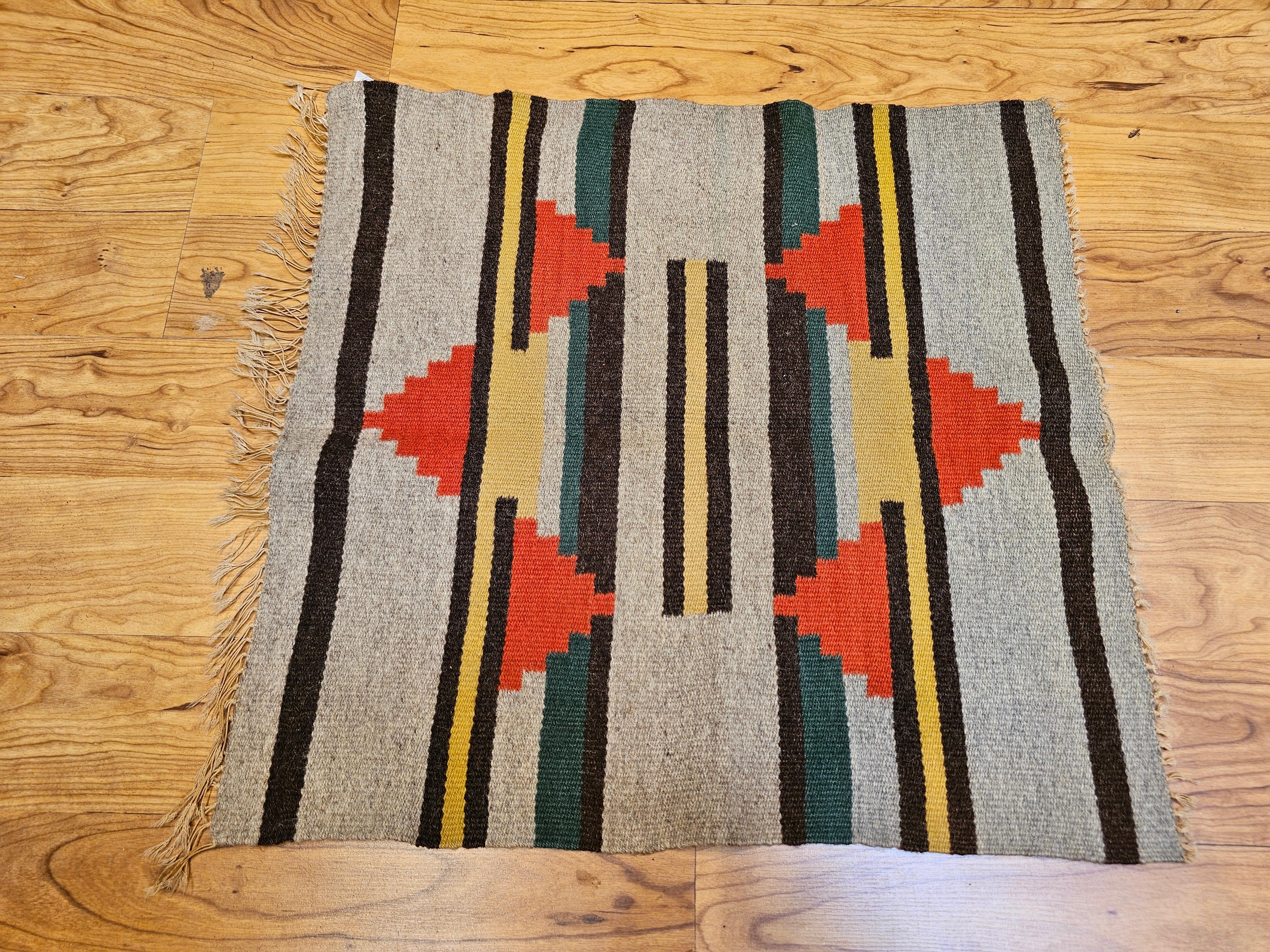 Alfombra Navajo Vintage con diseño geométrico en tonos tierra en venta 5