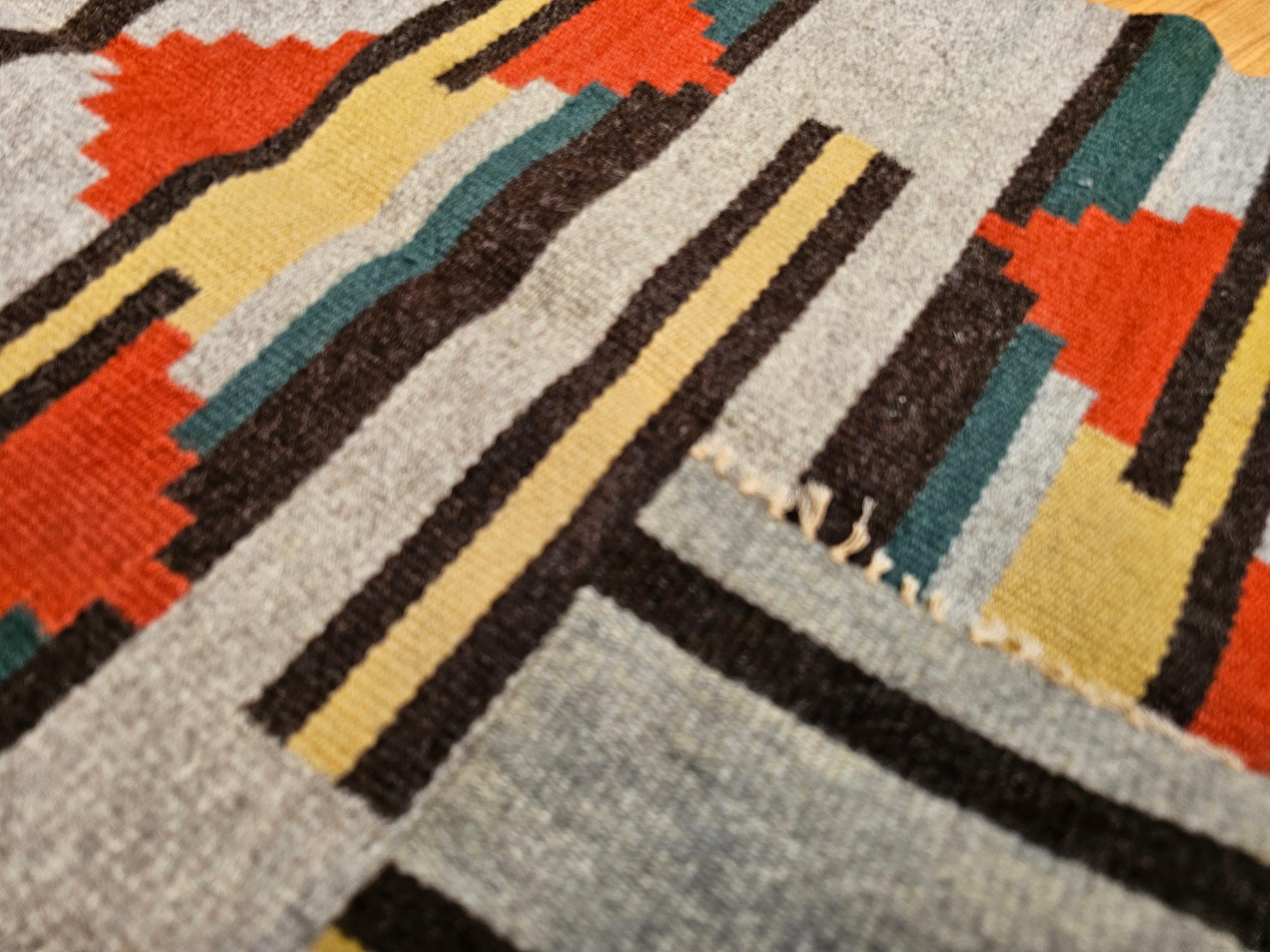Alfombra Navajo Vintage con diseño geométrico en tonos tierra en venta 1