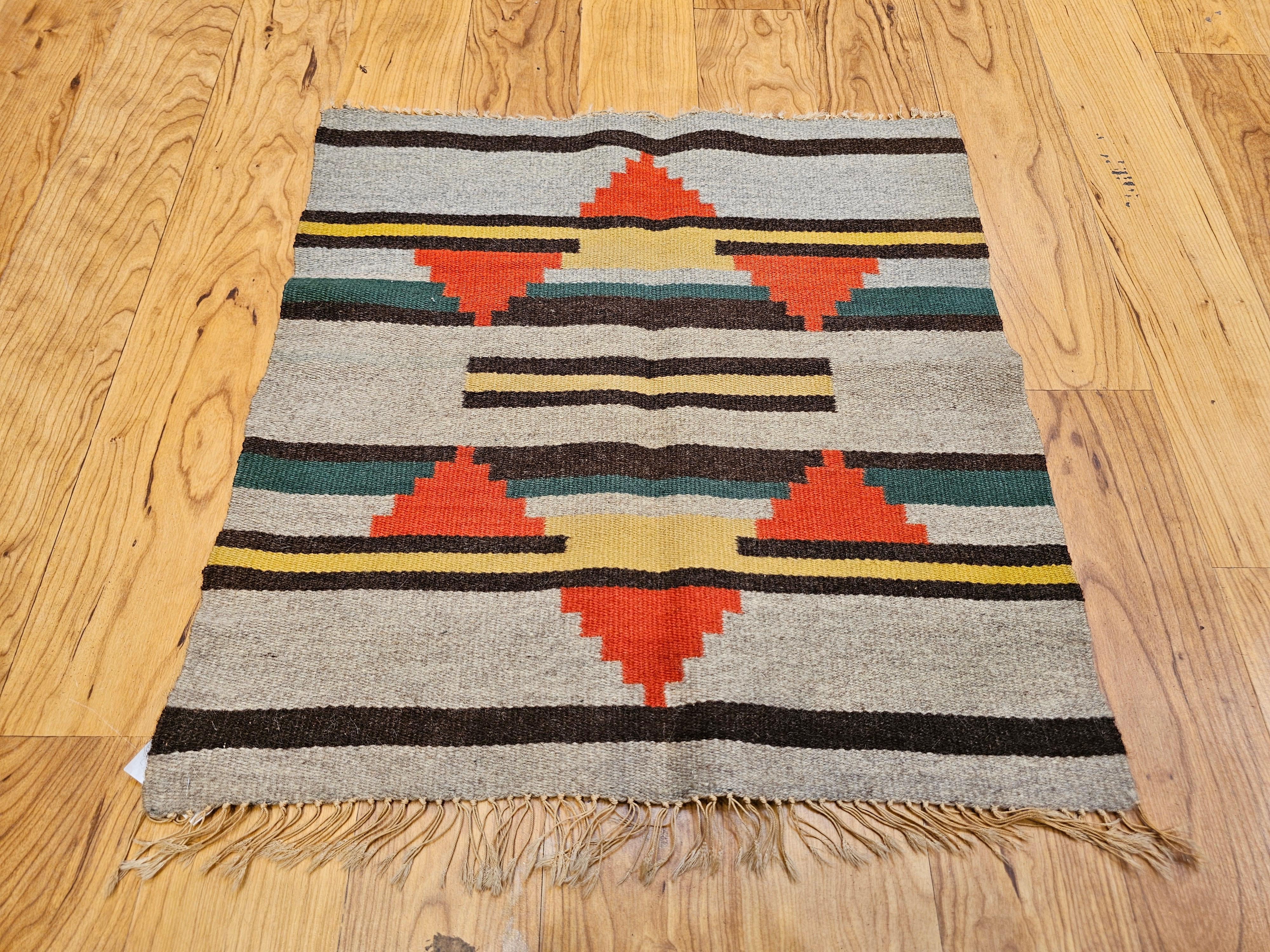 Alfombra Navajo Vintage con diseño geométrico en tonos tierra Estadounidense en venta