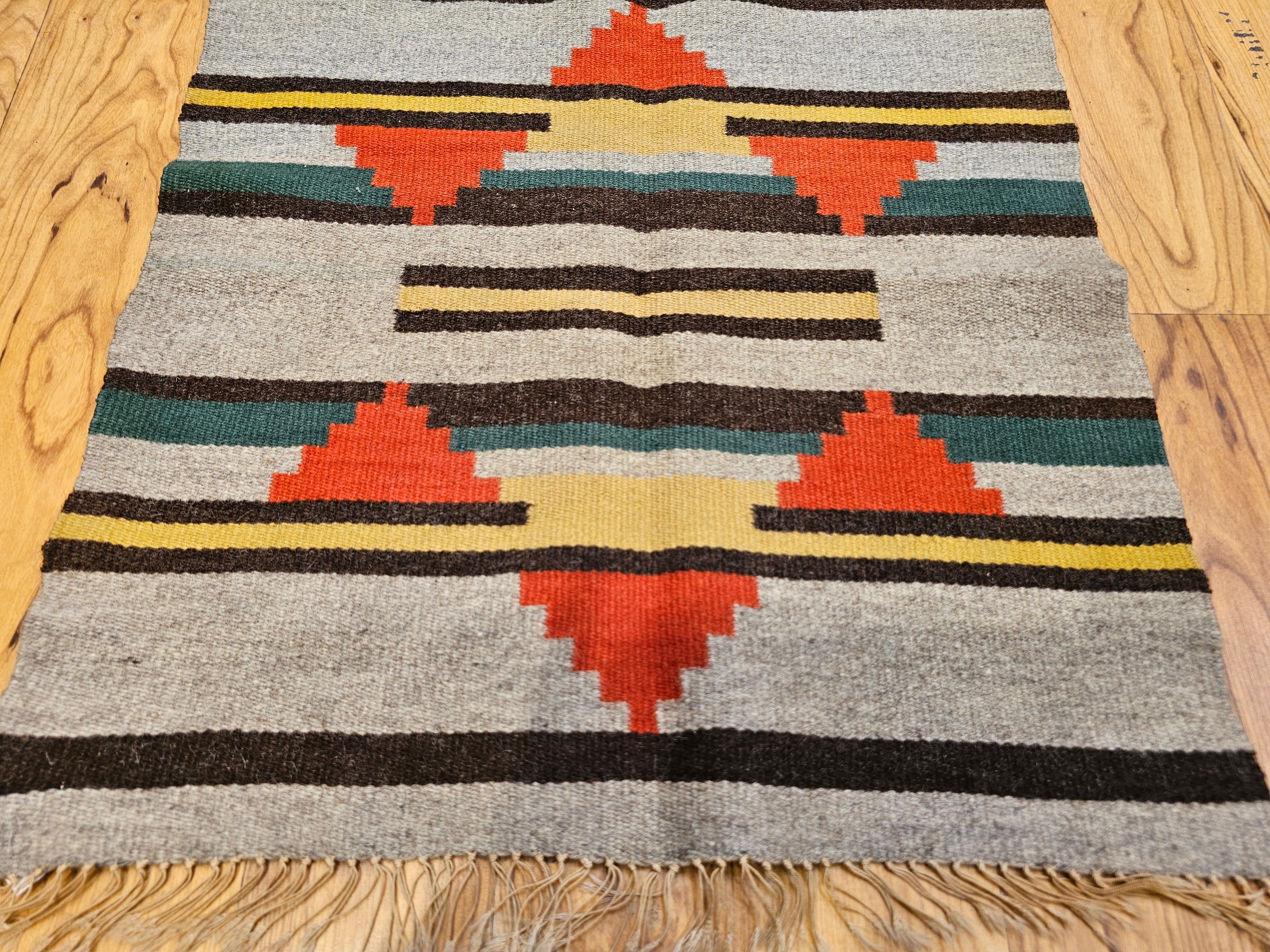 Alfombra Navajo Vintage con diseño geométrico en tonos tierra Tejido a mano en venta