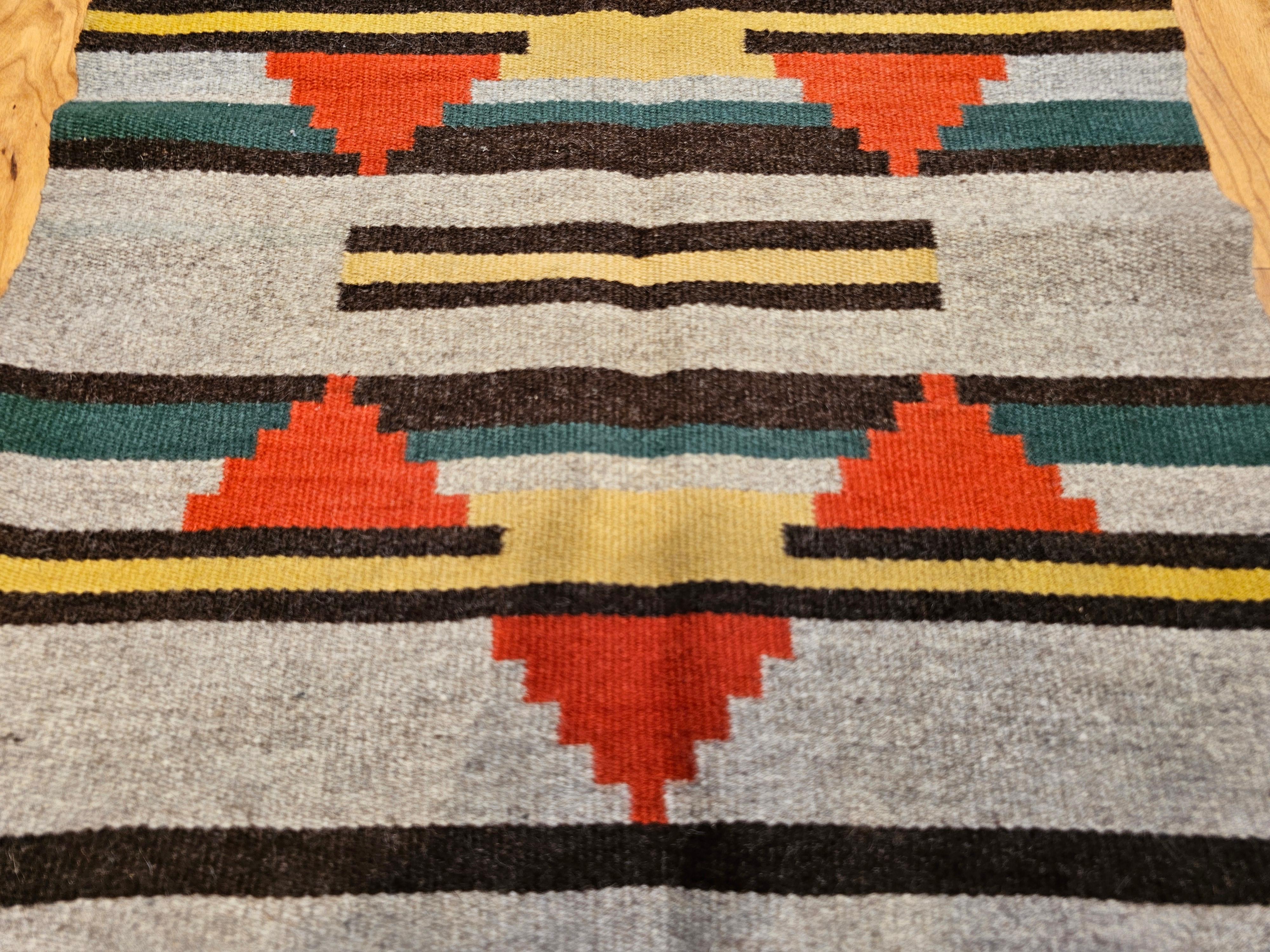 Alfombra Navajo Vintage con diseño geométrico en tonos tierra en Bueno estado para la venta en Barrington, IL