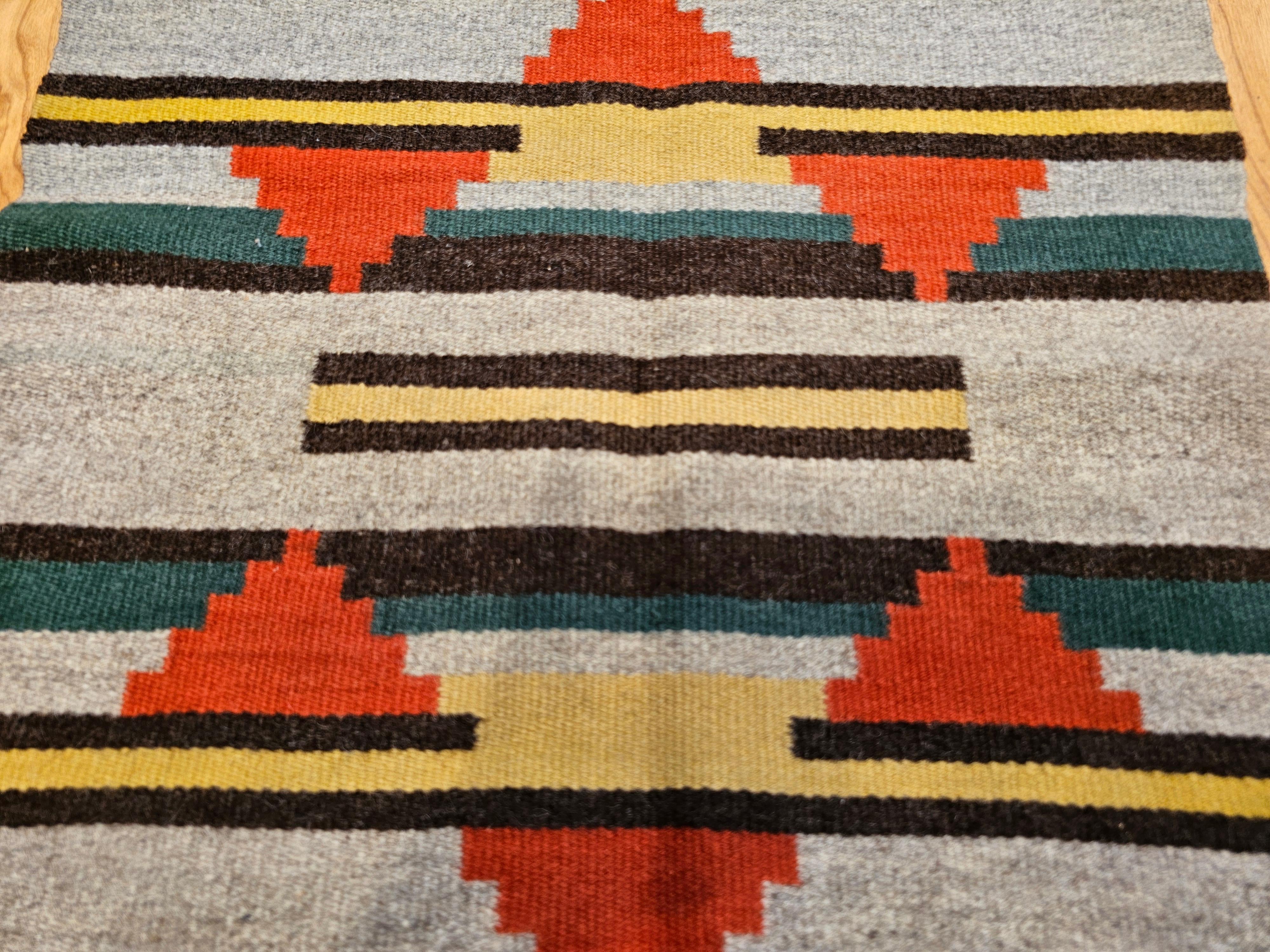 Alfombra Navajo Vintage con diseño geométrico en tonos tierra siglo XX en venta