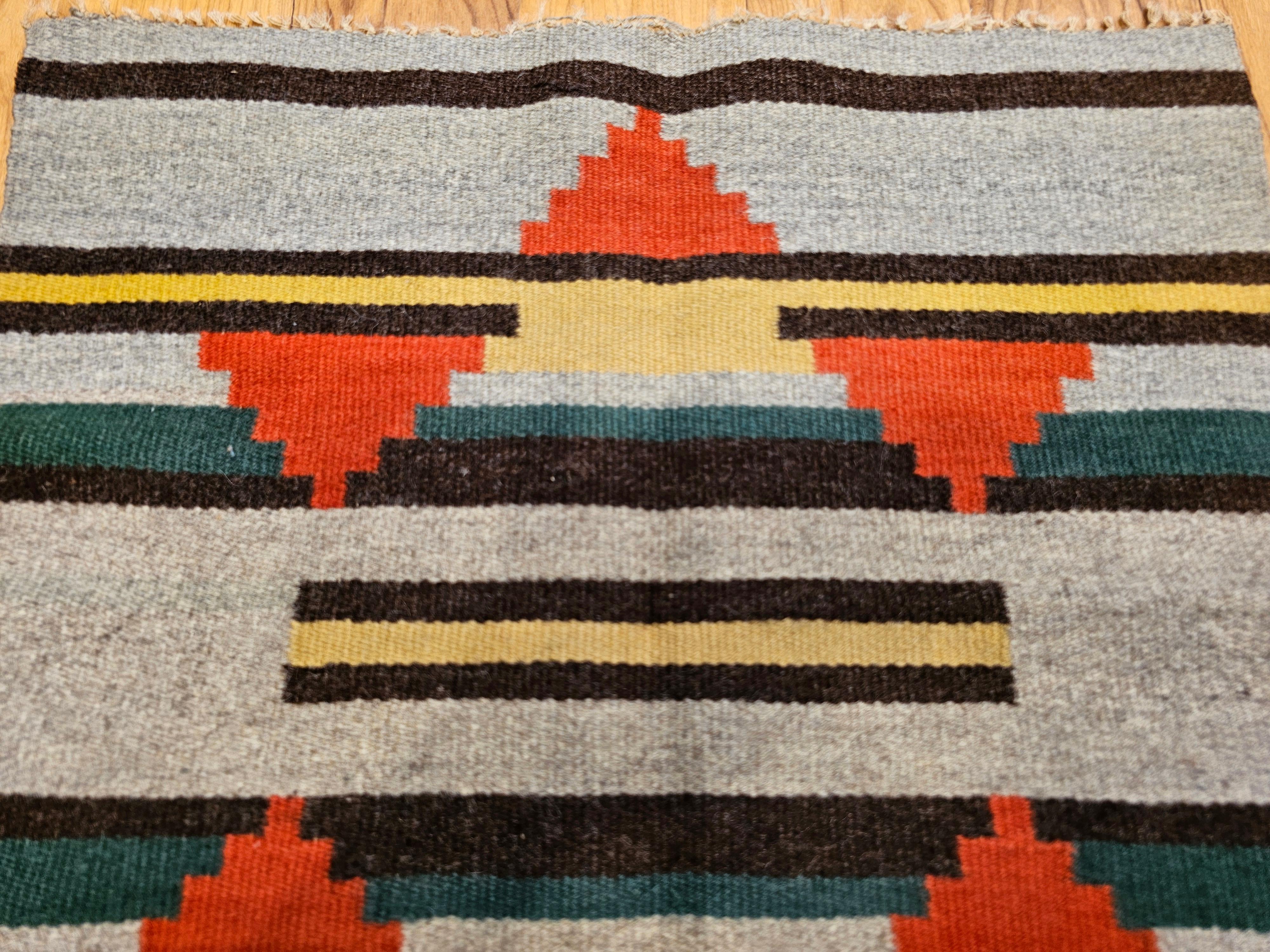 Alfombra Navajo Vintage con diseño geométrico en tonos tierra Lana en venta