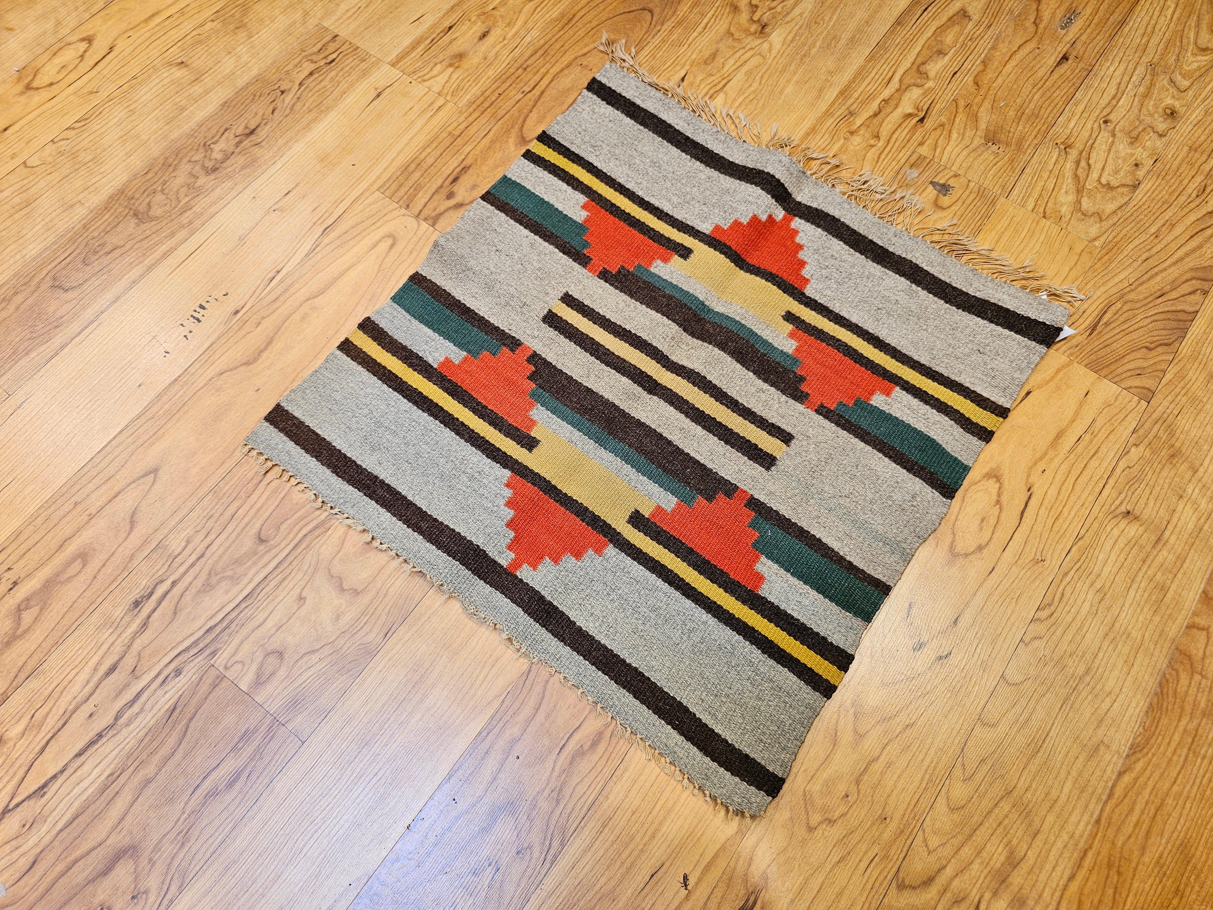 Alfombra Navajo Vintage con diseño geométrico en tonos tierra en venta 2