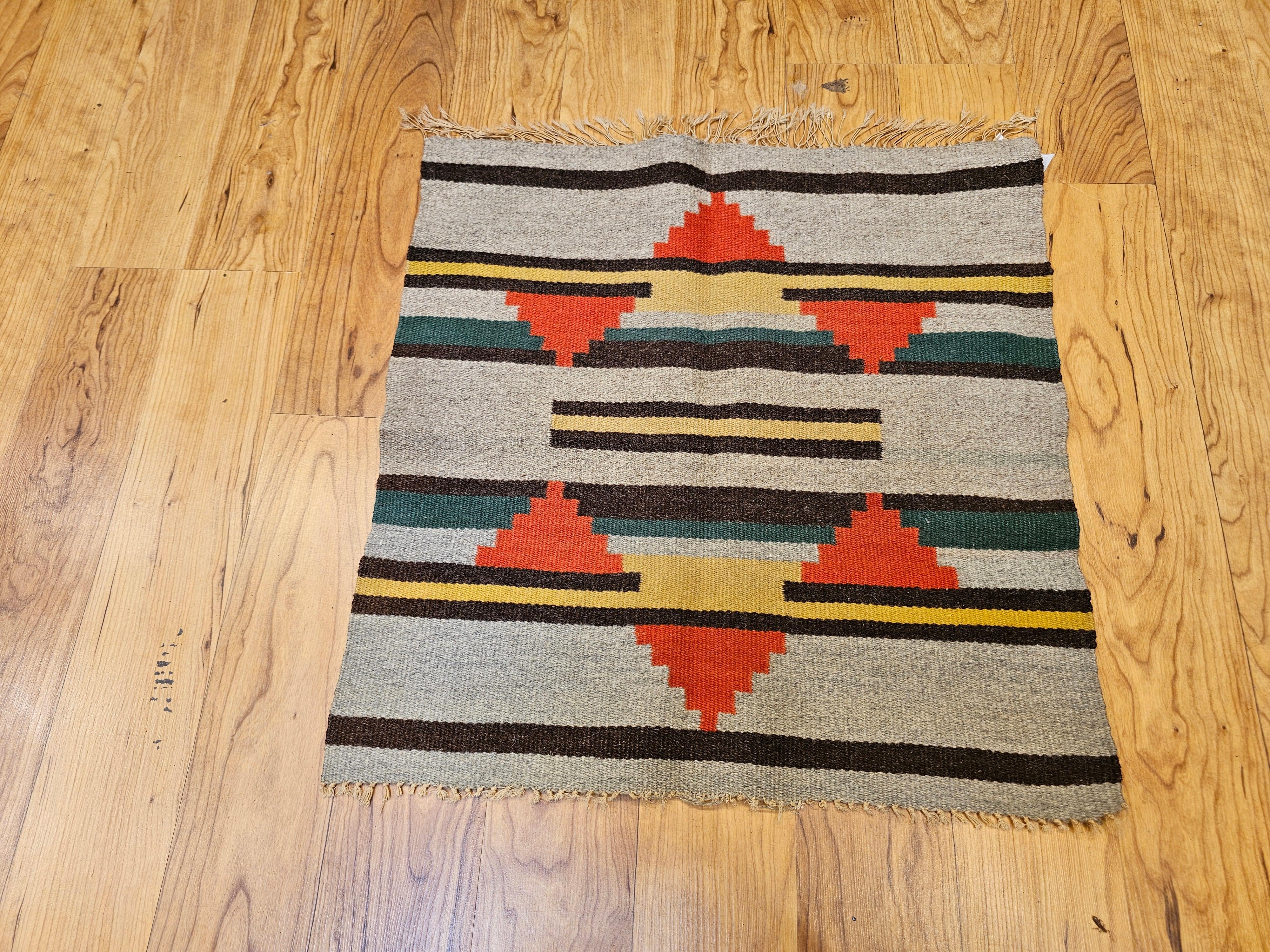 Alfombra Navajo Vintage con diseño geométrico en tonos tierra en venta 3