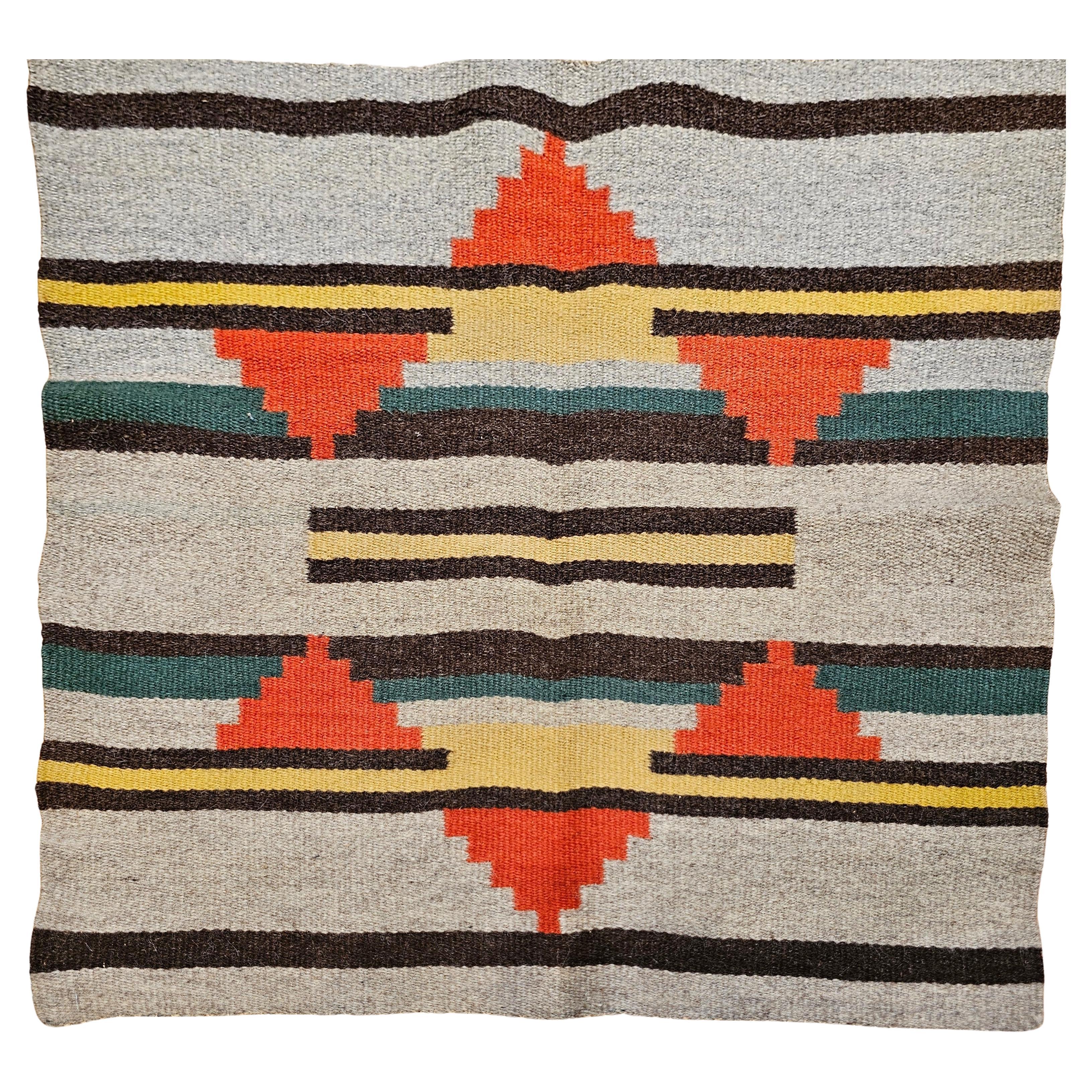 Alfombra Navajo Vintage con diseño geométrico en tonos tierra en venta