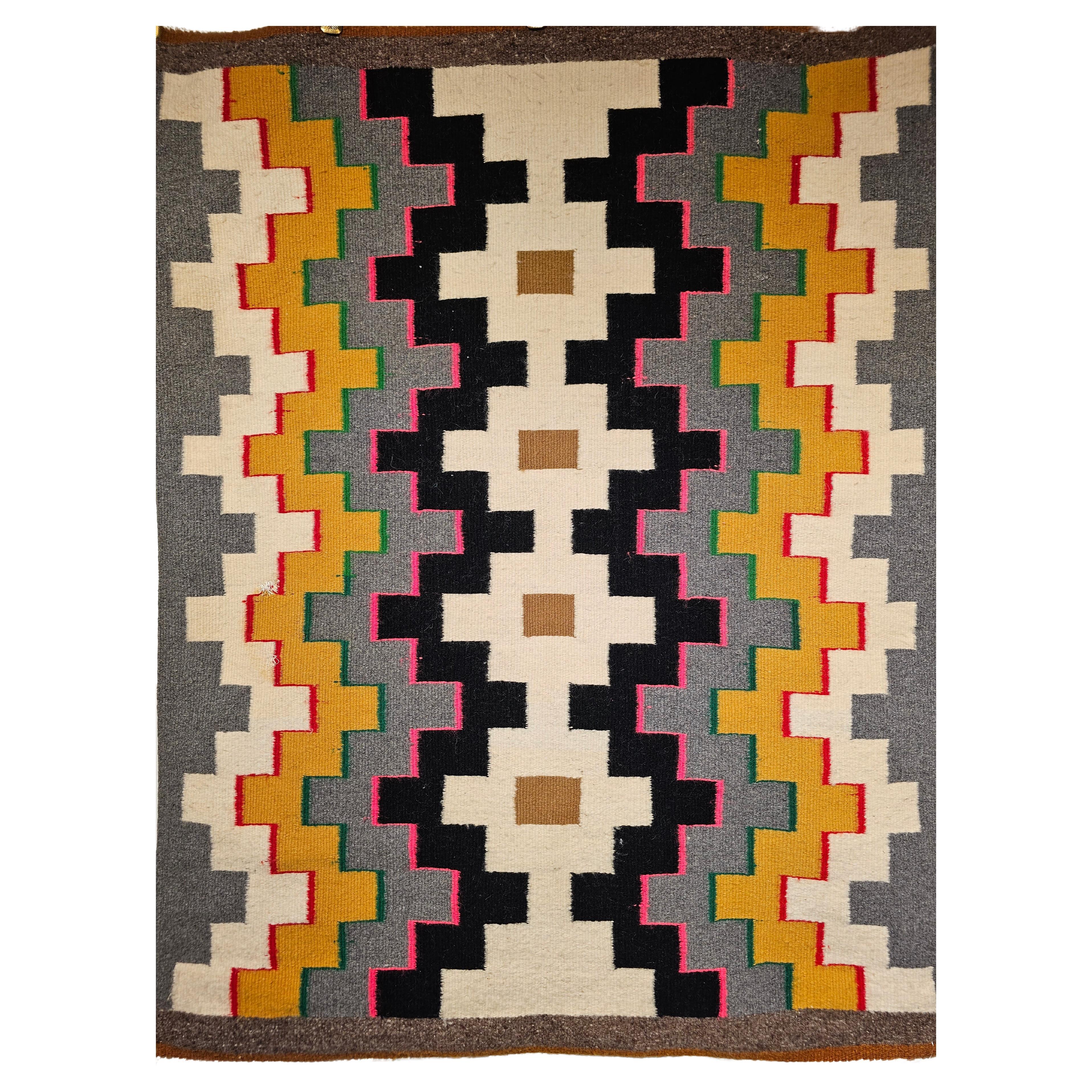 Tapis Navajo américain vintage à motif géométrique en ivoire, gris, noir, Brown