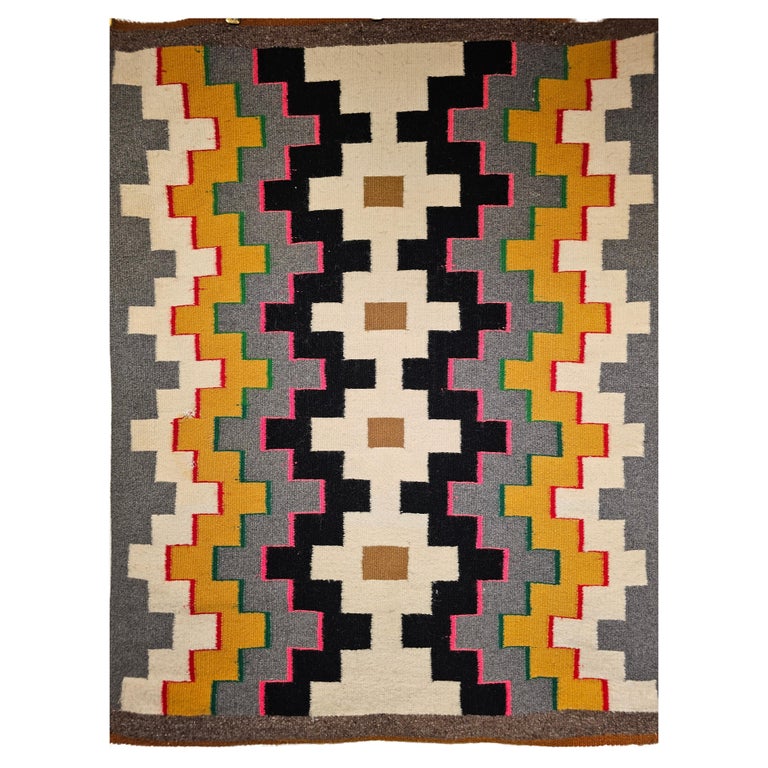 Navajo-Teppich der amerikanischen Ureinwohner in geometrischem Muster mit  leuchtenden Farben im Angebot bei 1stDibs