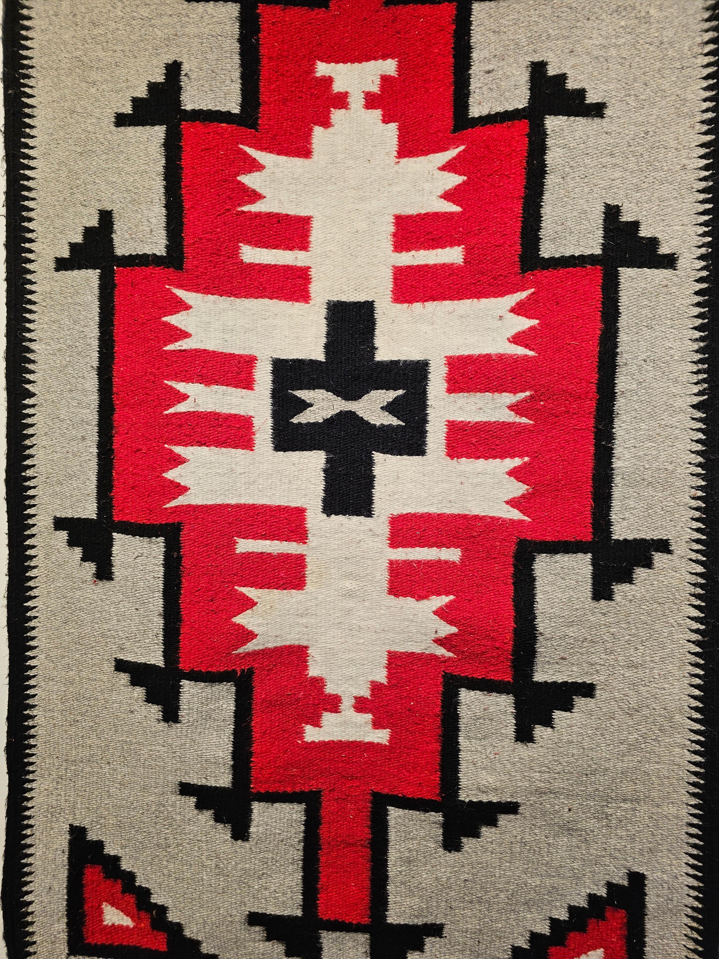 Navajo-Teppich im Vintage-Stil der amerikanischen Ureinwohner in Brillantrot, Grau, Elfenbein und Schwarz (Handgewebt) im Angebot