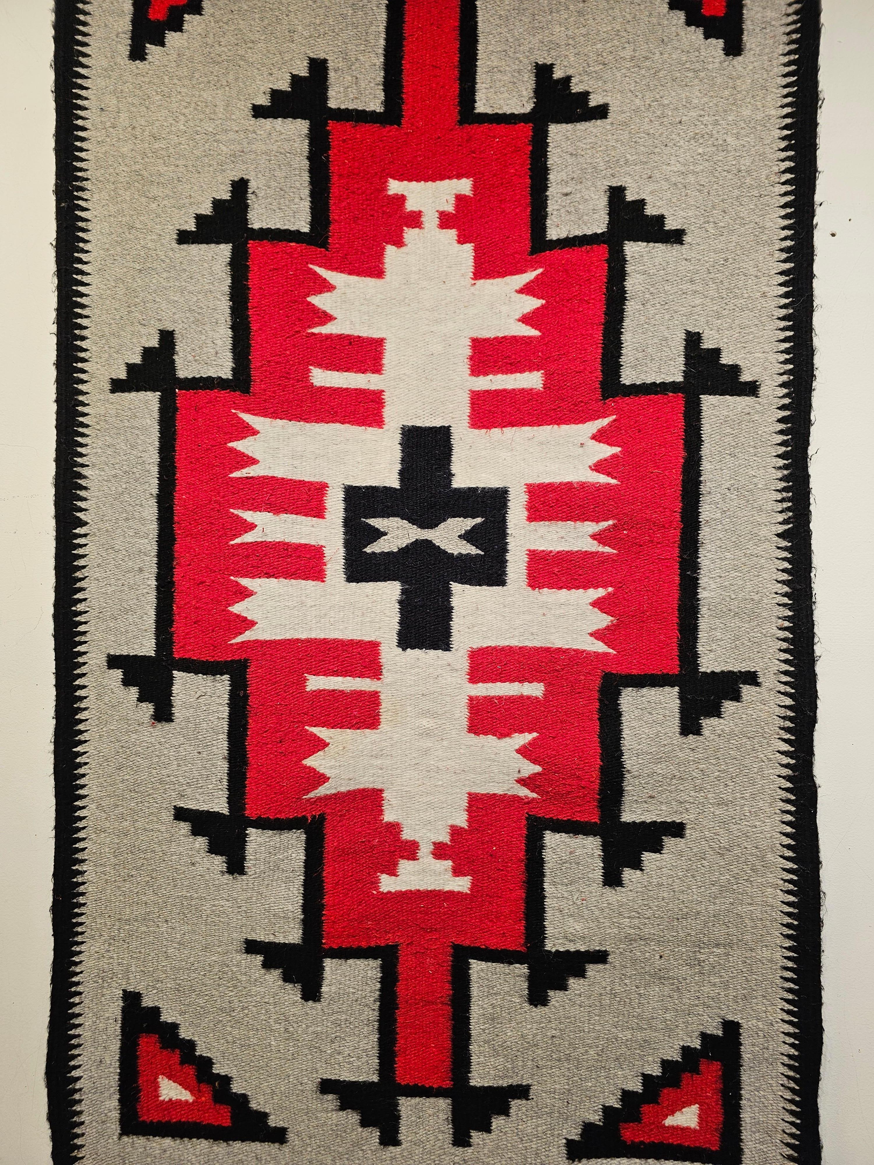 Navajo-Teppich im Vintage-Stil der amerikanischen Ureinwohner in Brillantrot, Grau, Elfenbein und Schwarz im Zustand „Gut“ im Angebot in Barrington, IL