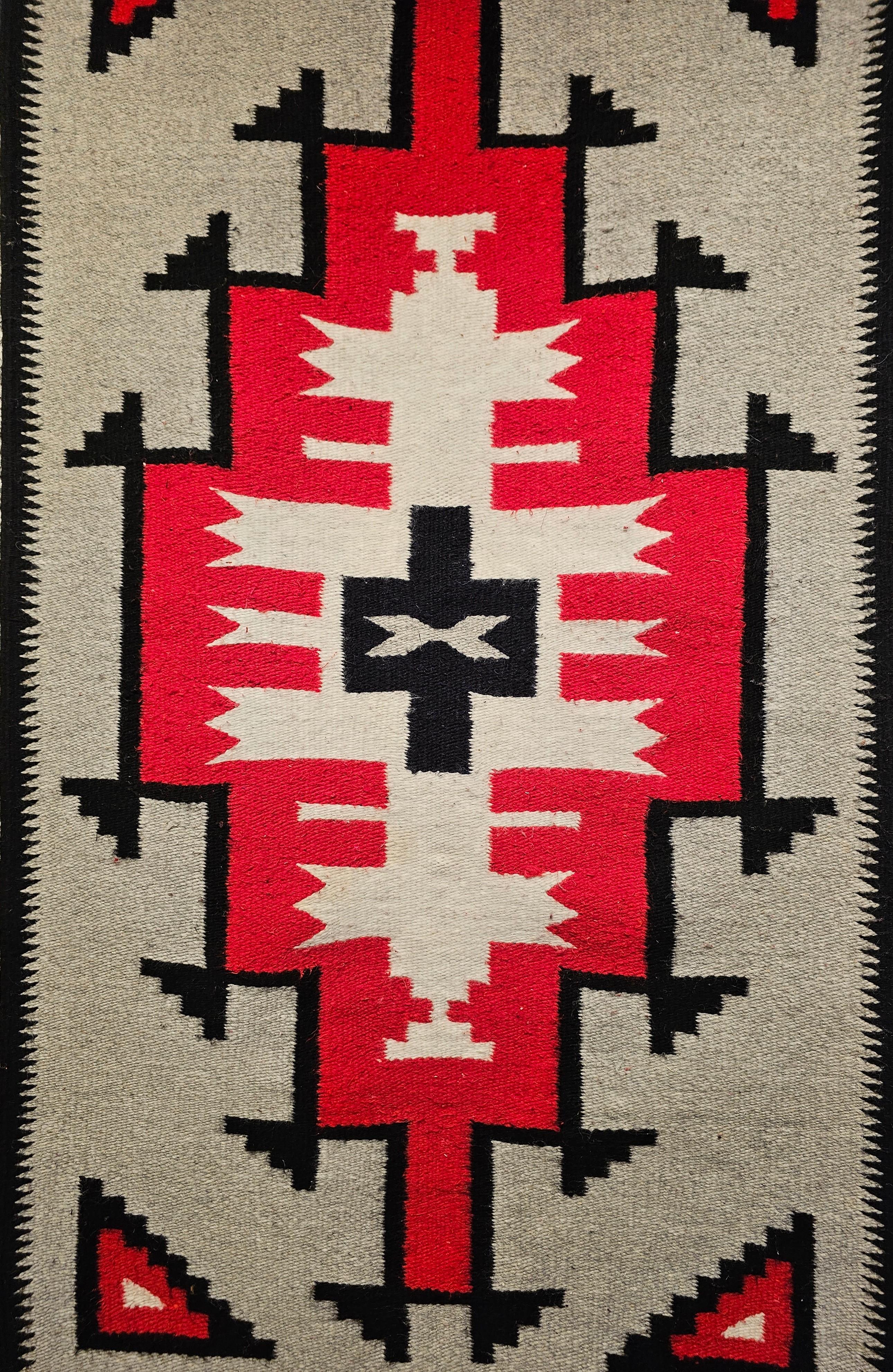 Navajo-Teppich im Vintage-Stil der amerikanischen Ureinwohner in Brillantrot, Grau, Elfenbein und Schwarz (Mitte des 20. Jahrhunderts) im Angebot