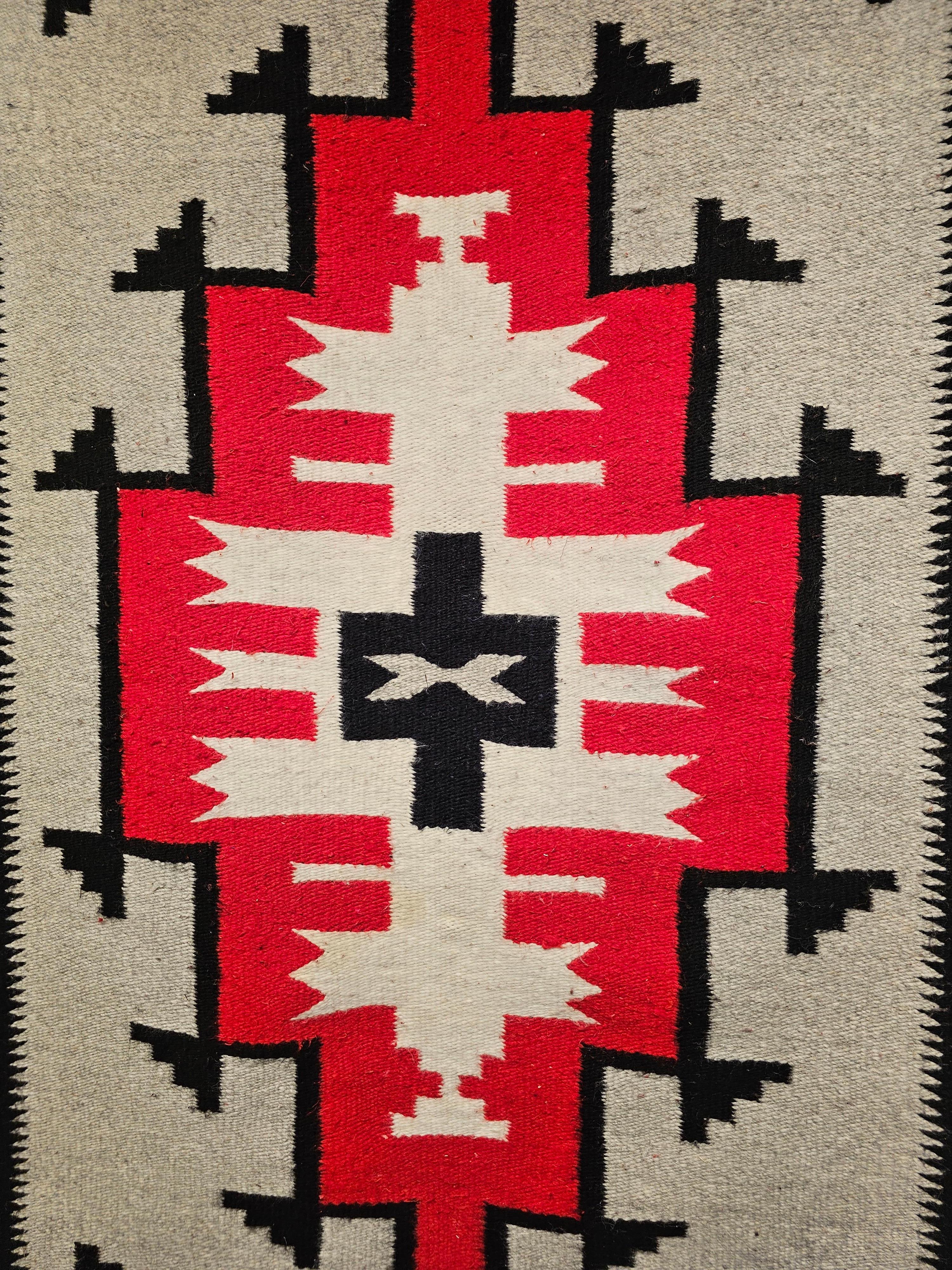 Navajo-Teppich im Vintage-Stil der amerikanischen Ureinwohner in Brillantrot, Grau, Elfenbein und Schwarz (Wolle) im Angebot
