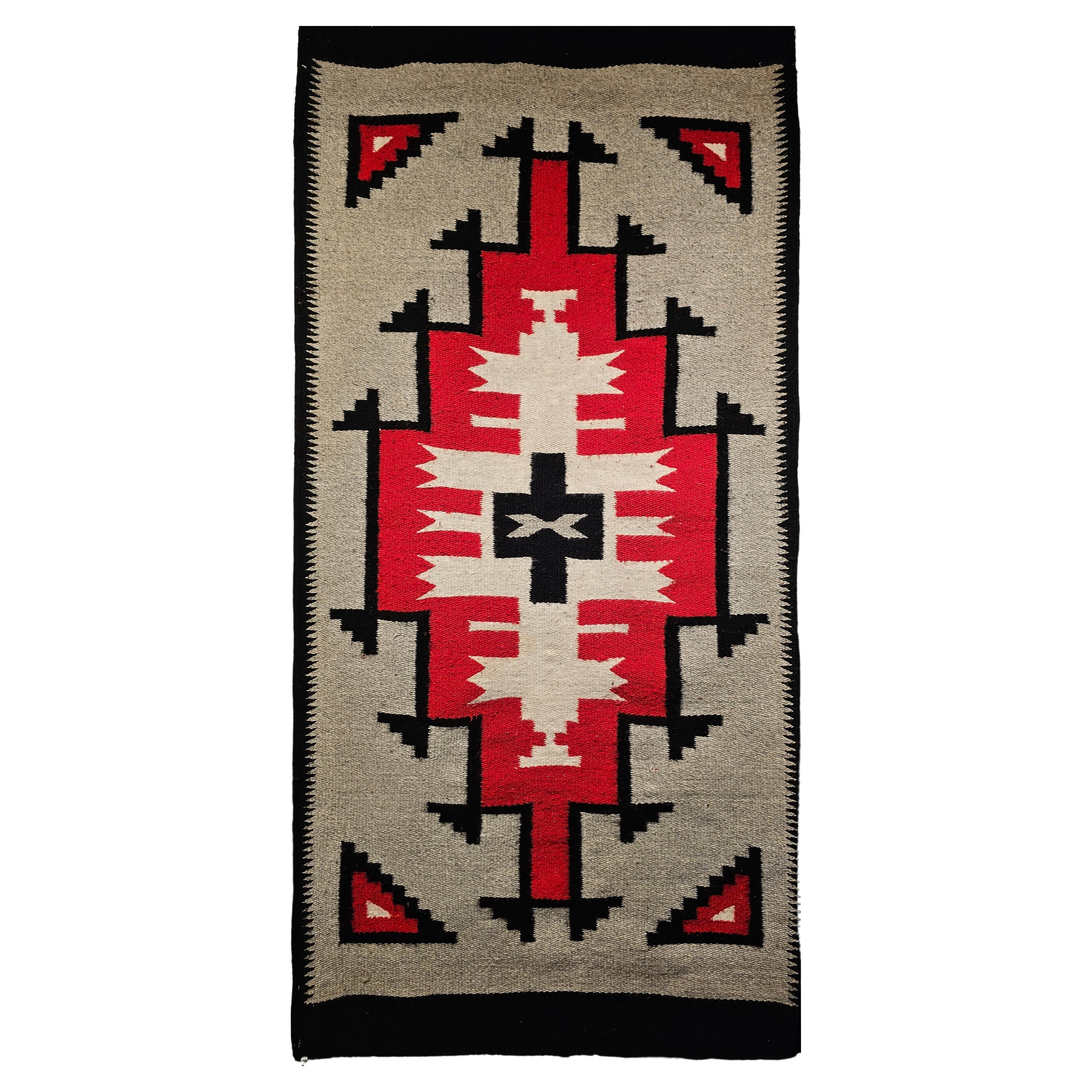 Tapis Navajo amérindien vintage en rouge brillant, gris, ivoire et noir