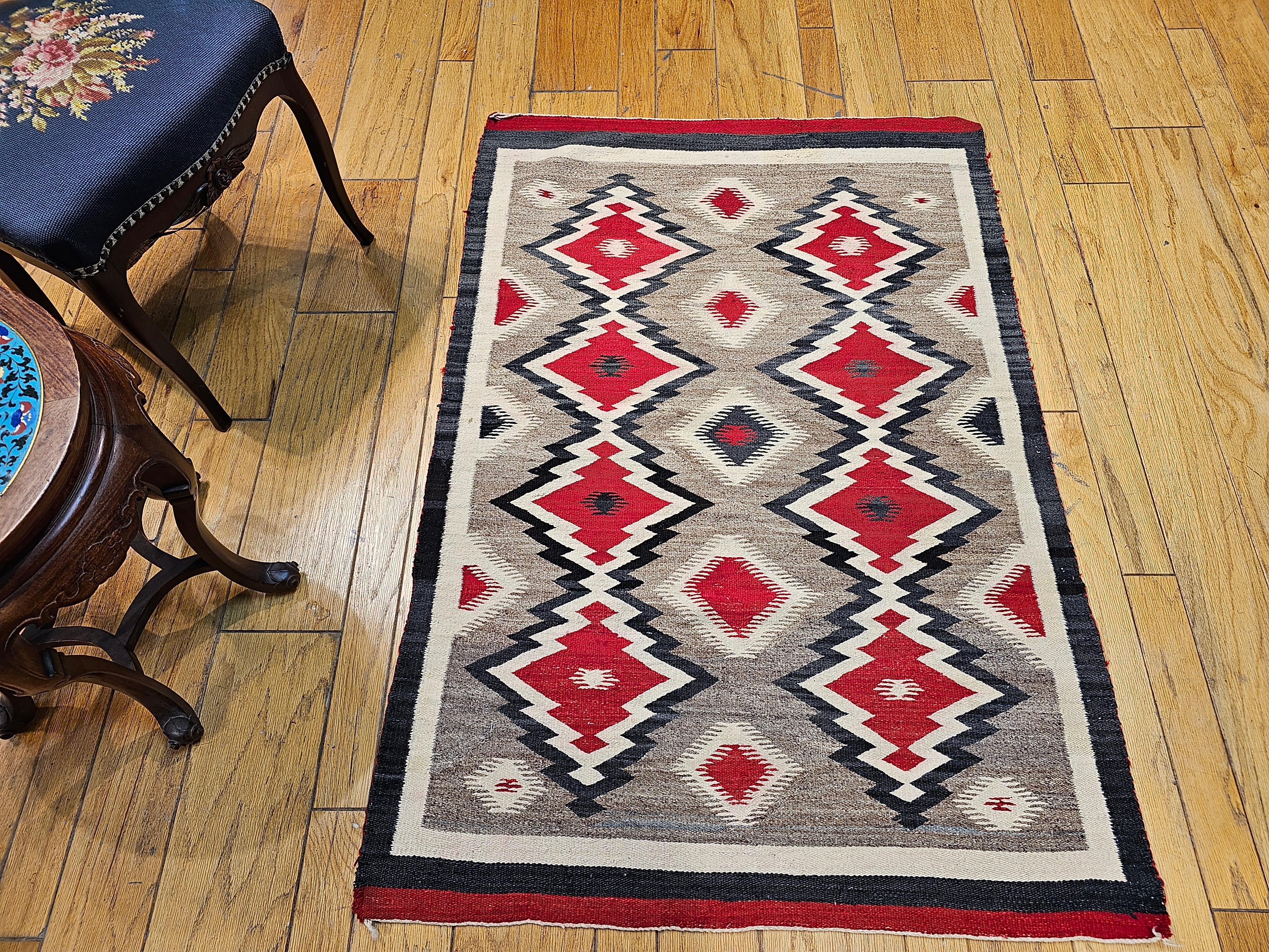 Vintage Navajo-Teppich mit Eye Dazzler-Muster in Elfenbein, Rot, Schwarz im Angebot 3