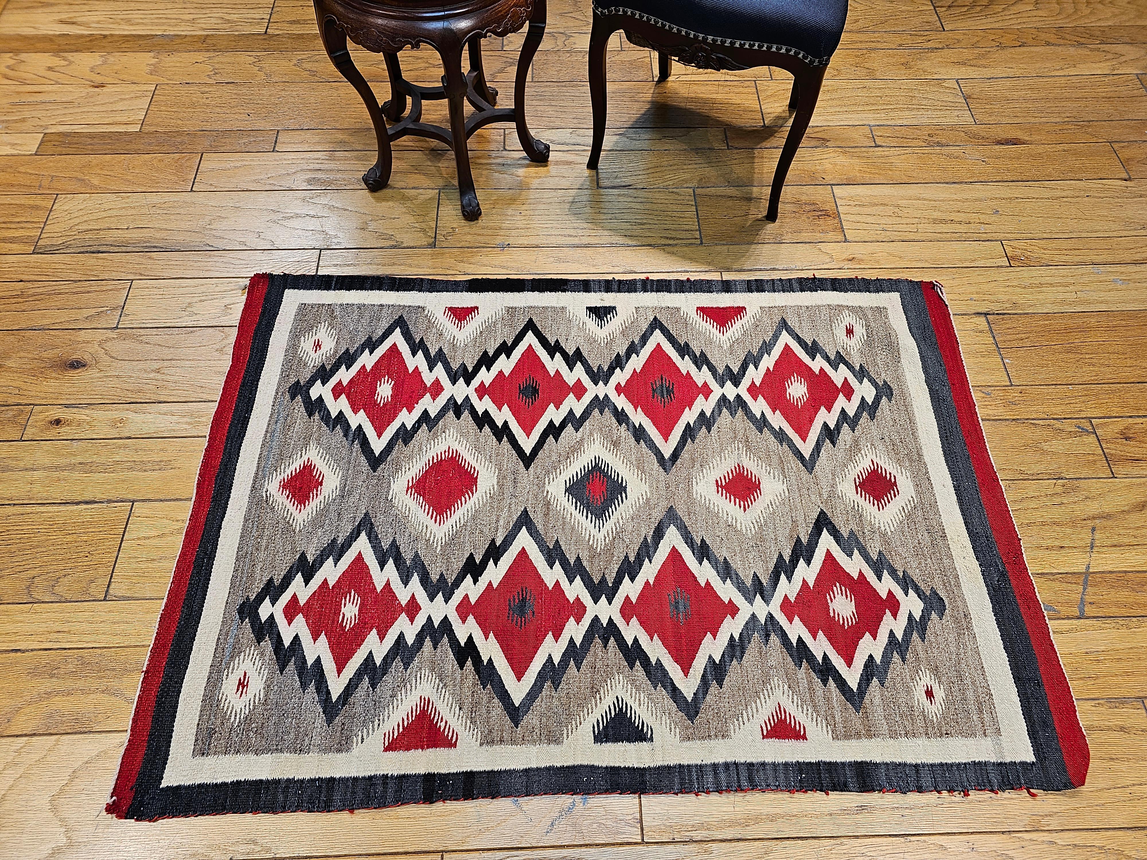 Vintage Navajo-Teppich mit Eye Dazzler-Muster in Elfenbein, Rot, Schwarz im Angebot 5