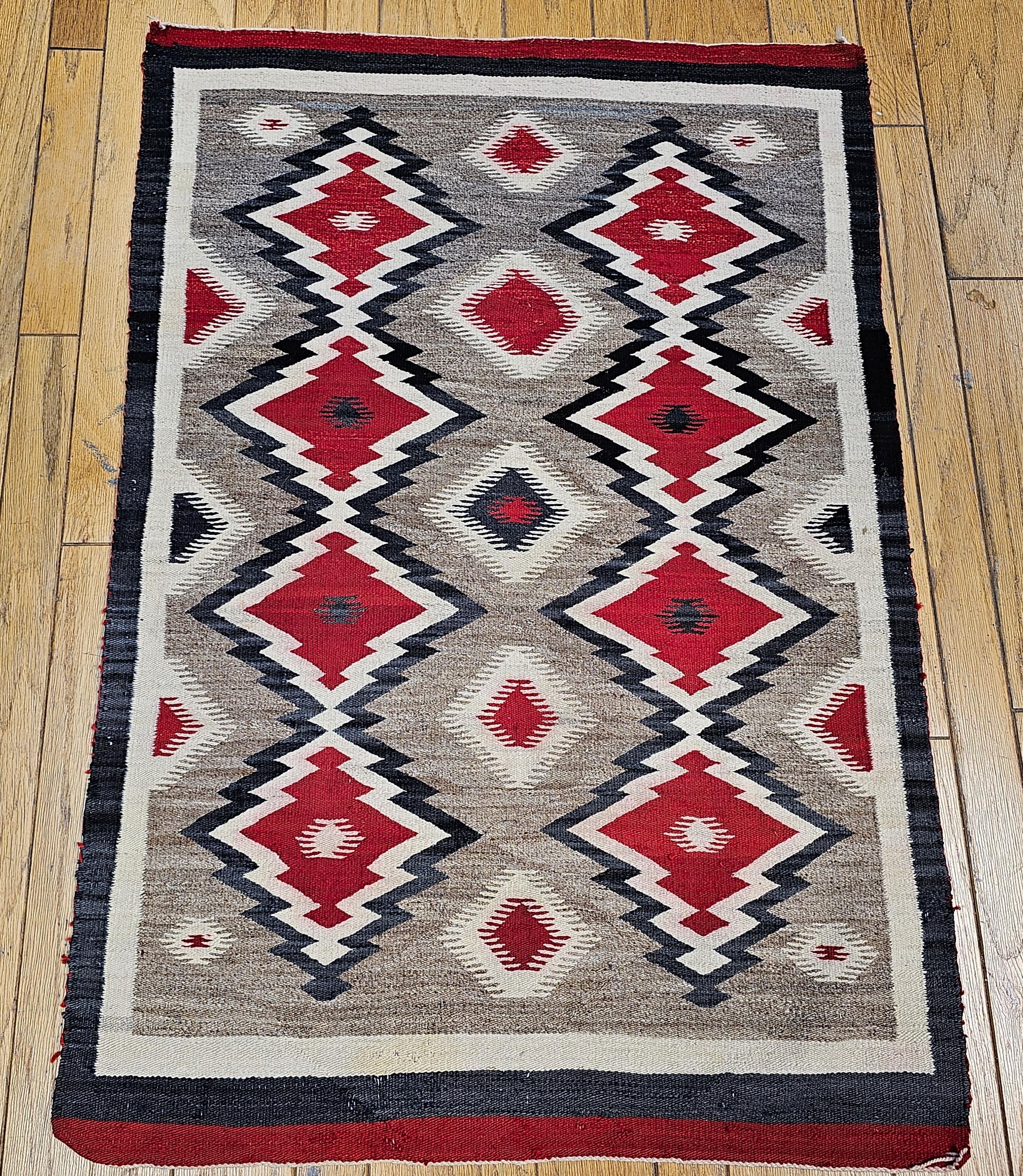 Vintage Navajo-Teppich mit Eye Dazzler-Muster in Elfenbein, Rot, Schwarz im Angebot 6