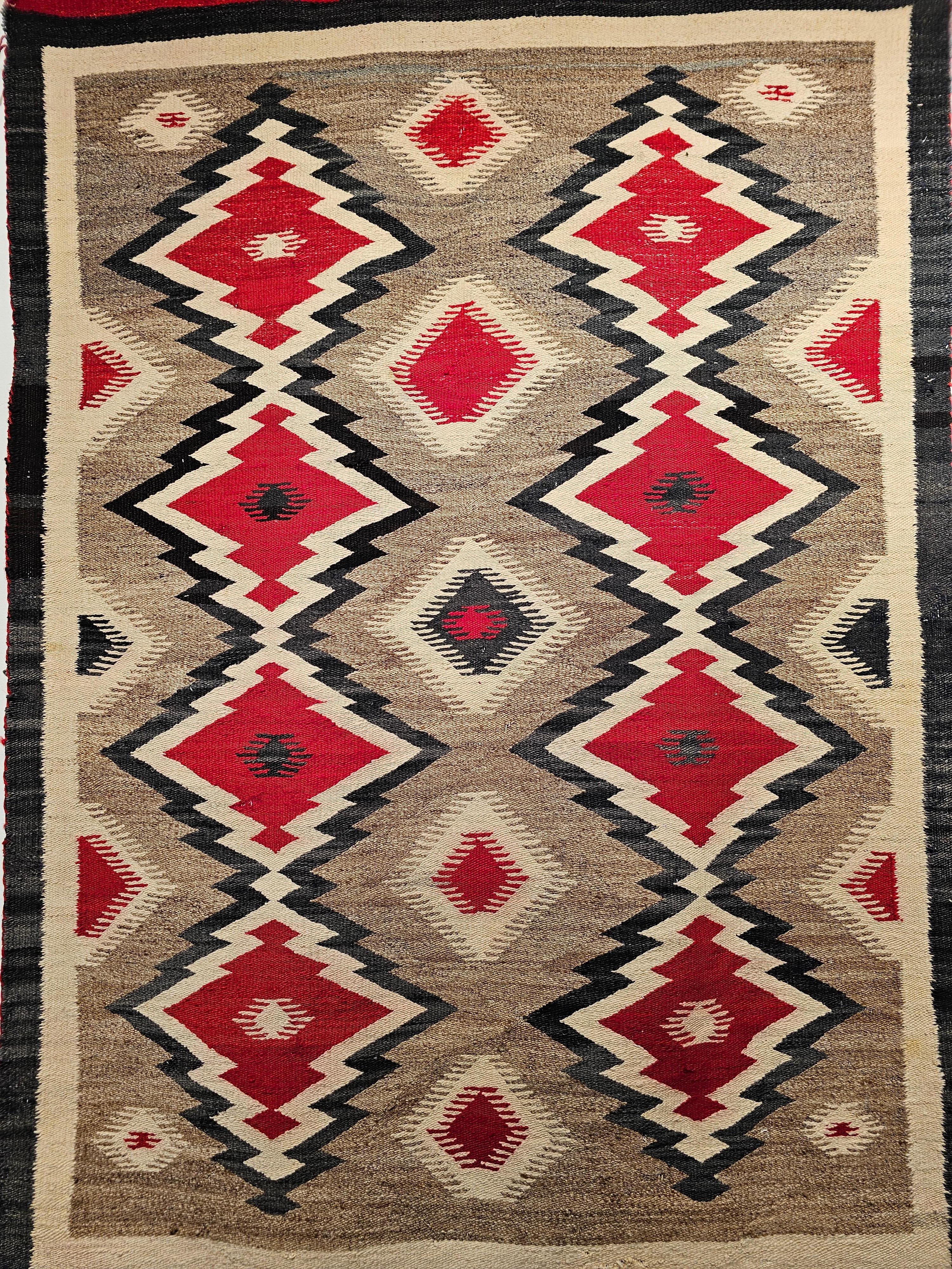 Vintage Navajo-Teppich mit Eye Dazzler-Muster in Elfenbein, Rot, Schwarz (amerikanisch) im Angebot