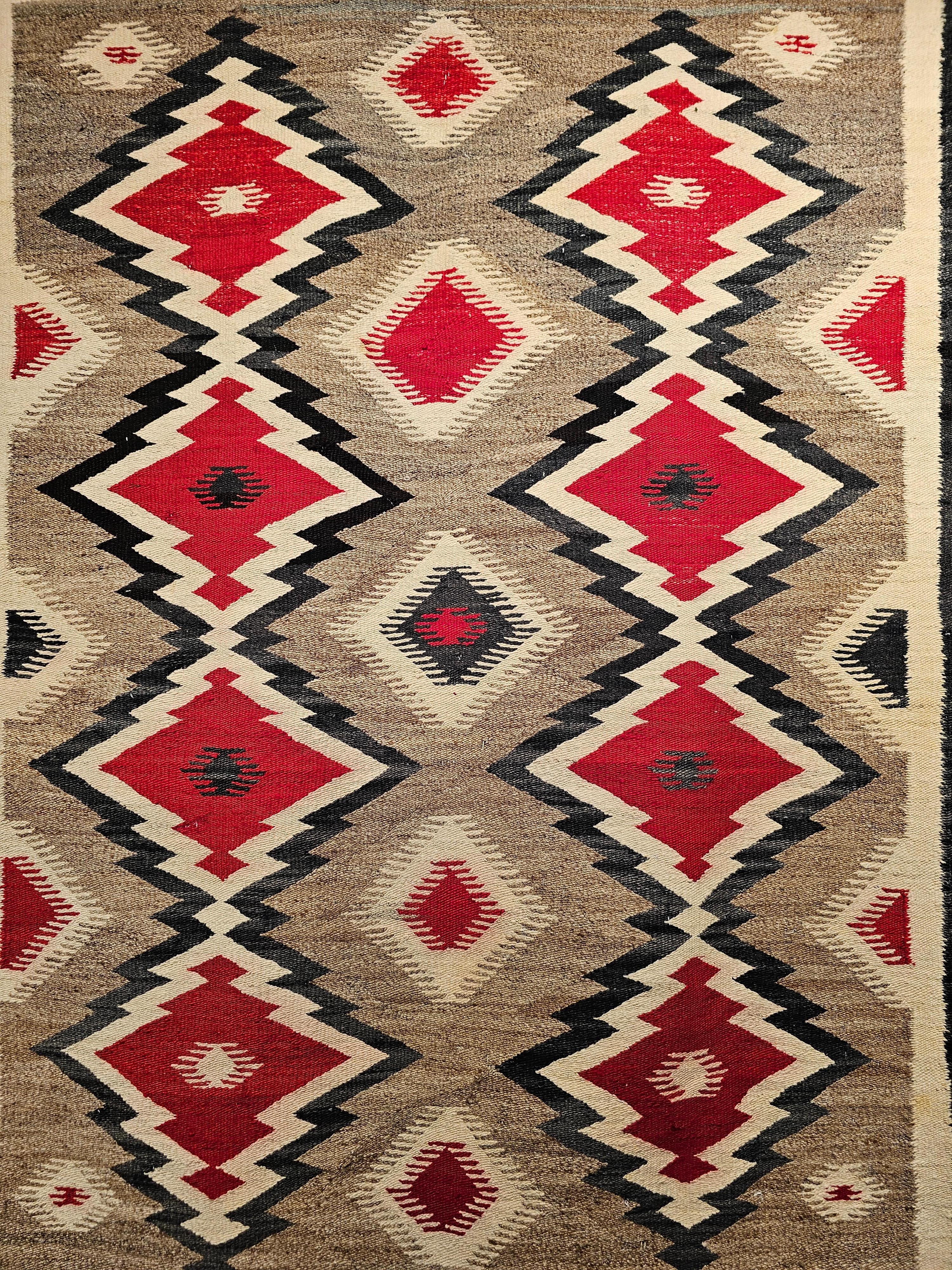 Vintage Navajo-Teppich mit Eye Dazzler-Muster in Elfenbein, Rot, Schwarz (Pflanzlich gefärbt) im Angebot