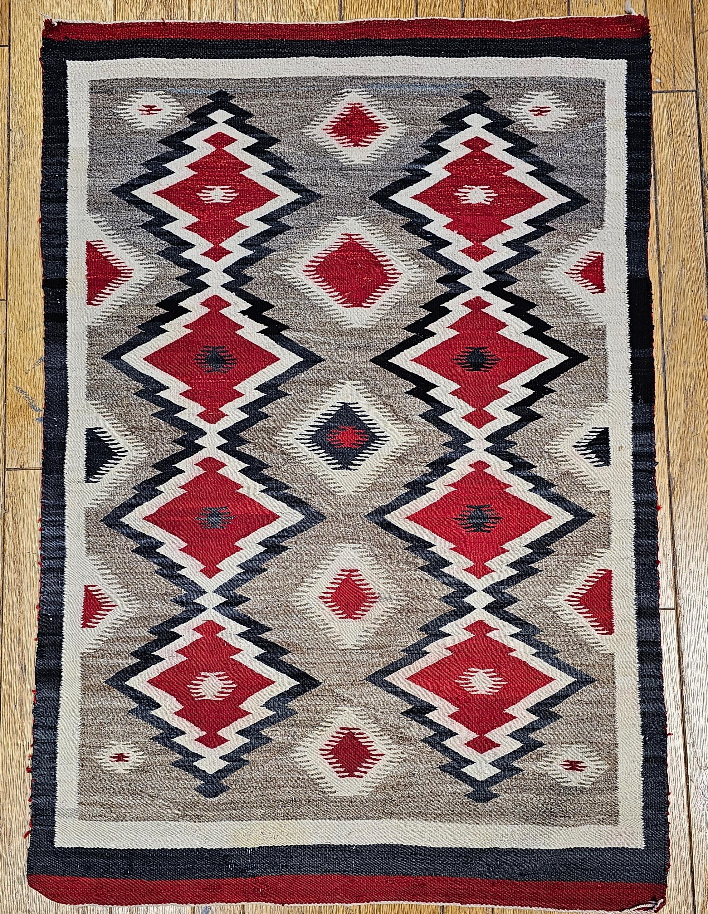 Vintage Navajo-Teppich mit Eye Dazzler-Muster in Elfenbein, Rot, Schwarz im Zustand „Gut“ im Angebot in Barrington, IL
